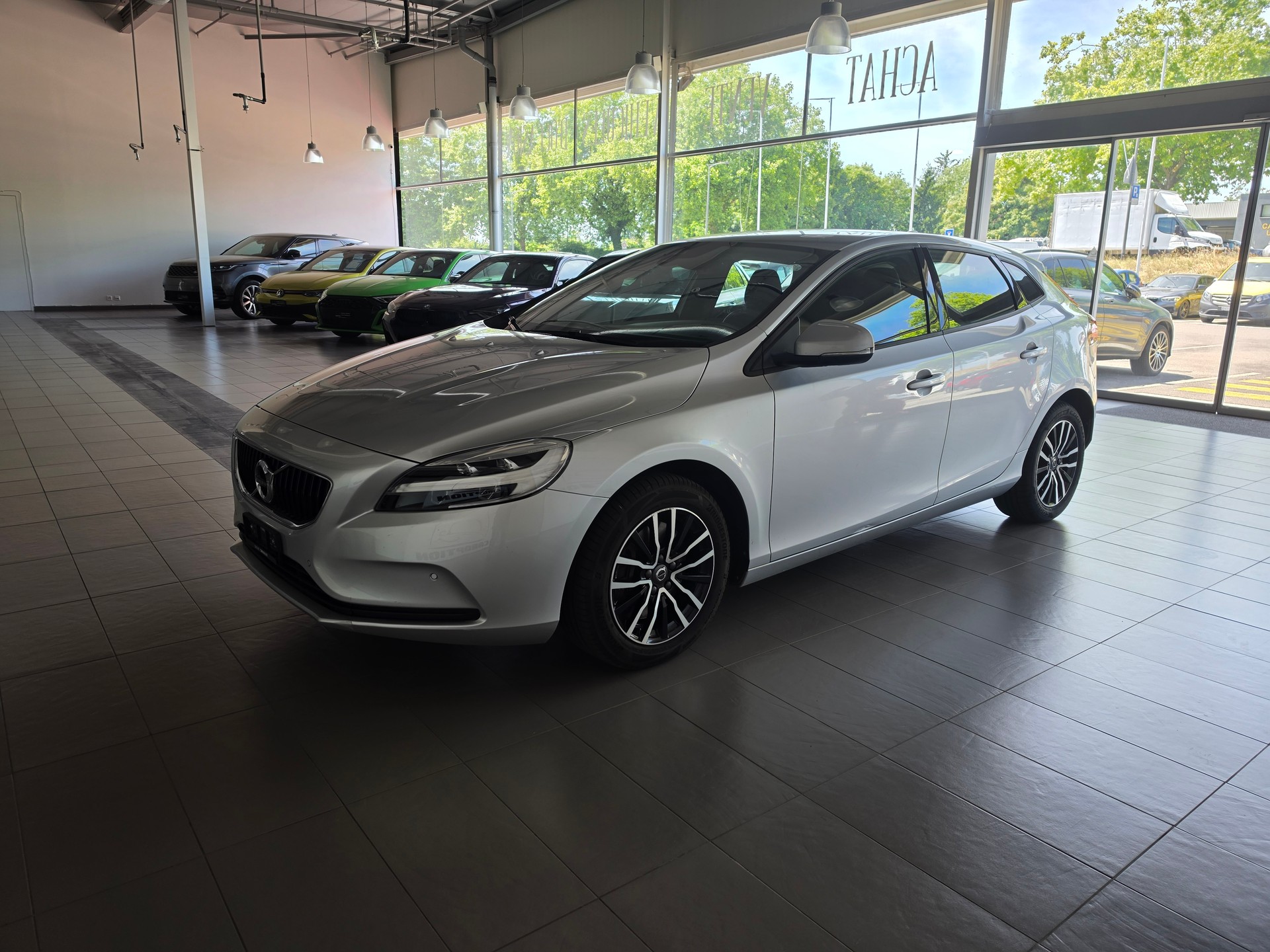 VOLVO V40 T2 Momentum Geartronic-image-5