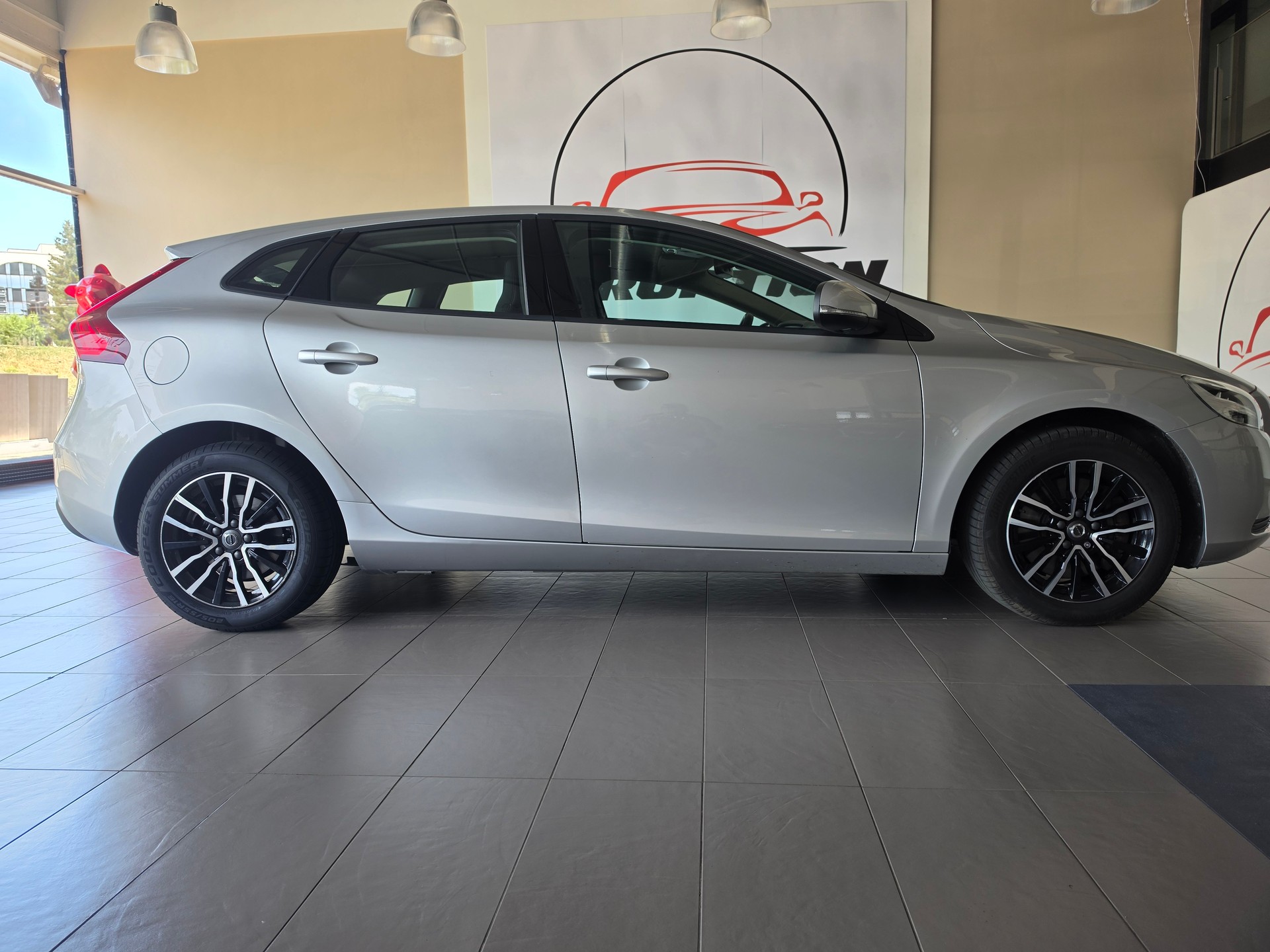 VOLVO V40 T2 Momentum Geartronic-image-1