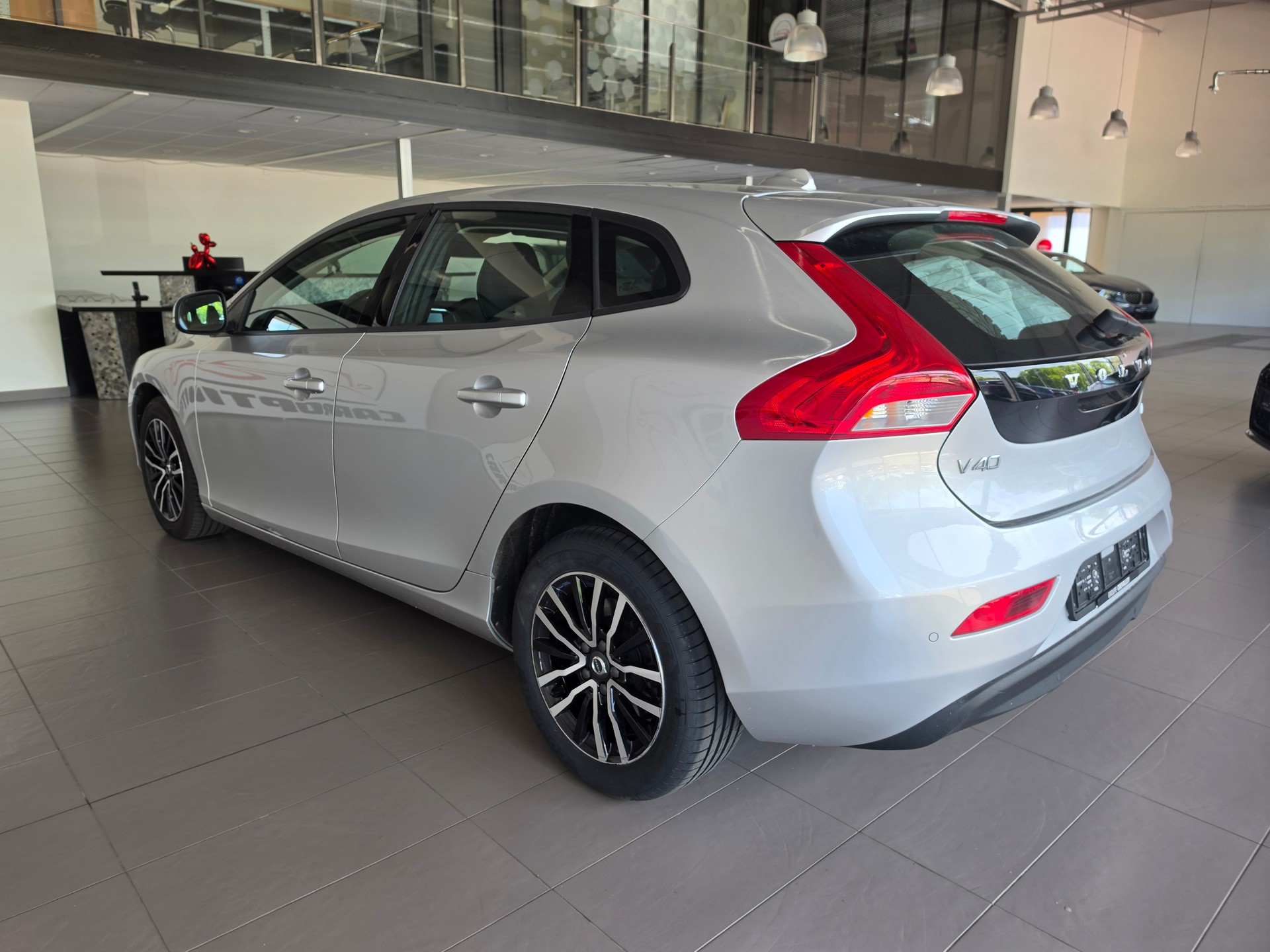 VOLVO V40 T2 Momentum Geartronic-image-2