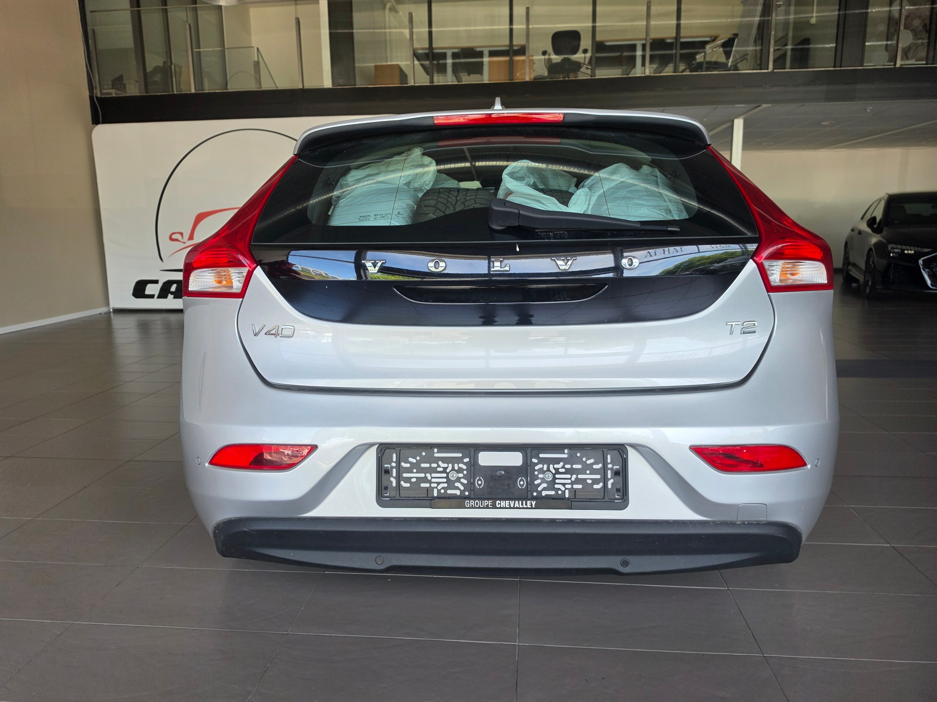 VOLVO V40 T2 Momentum Geartronic-image-3