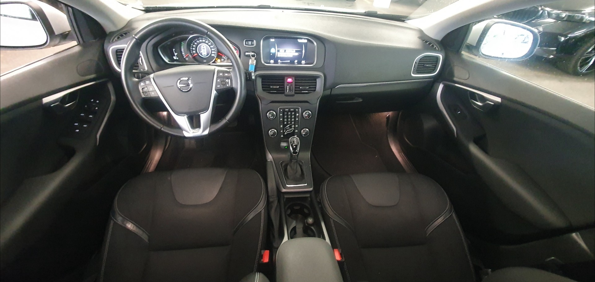 VOLVO V40 T2 Momentum Geartronic-image-8