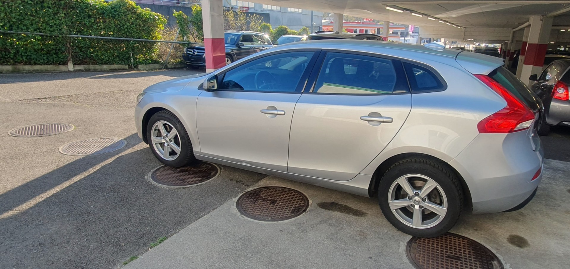 VOLVO V40 T2 Momentum Geartronic-image-1