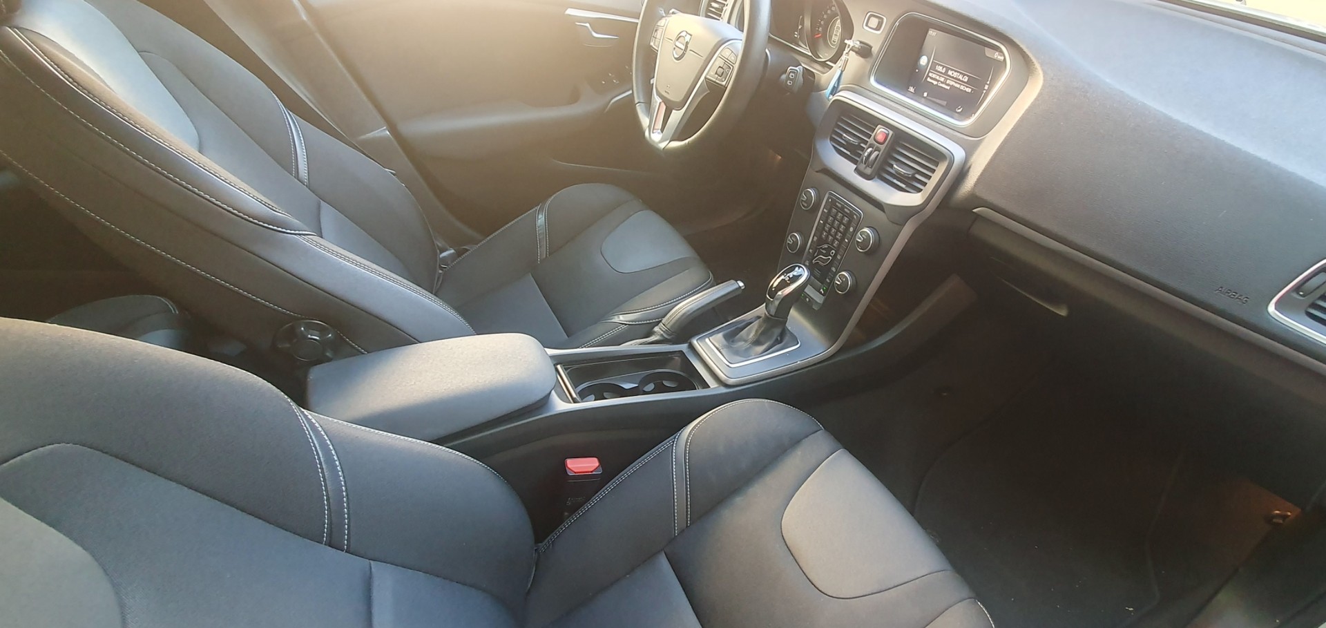 VOLVO V40 T2 Momentum Geartronic-image-12