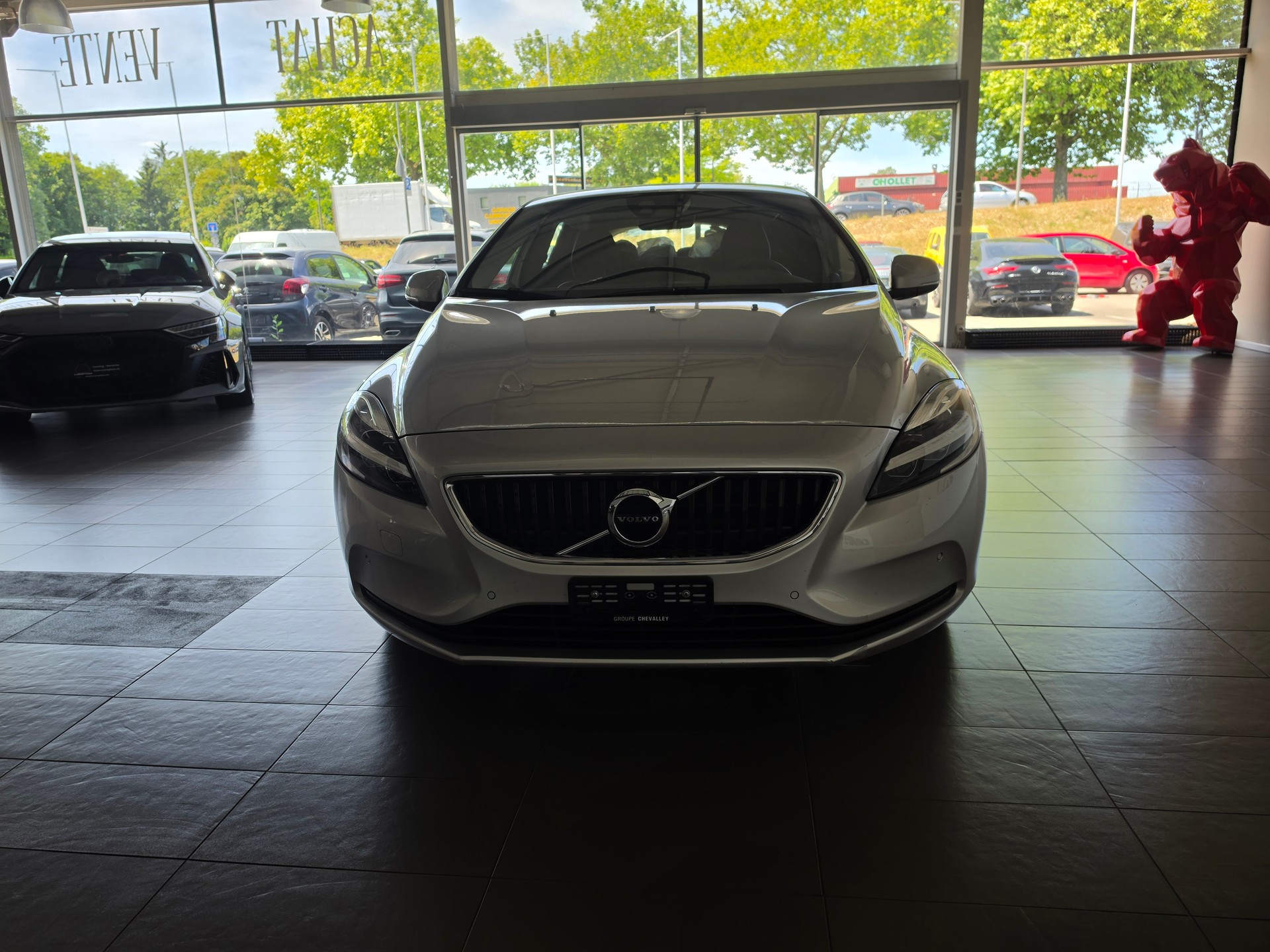 VOLVO V40 T2 Momentum Geartronic-image-0