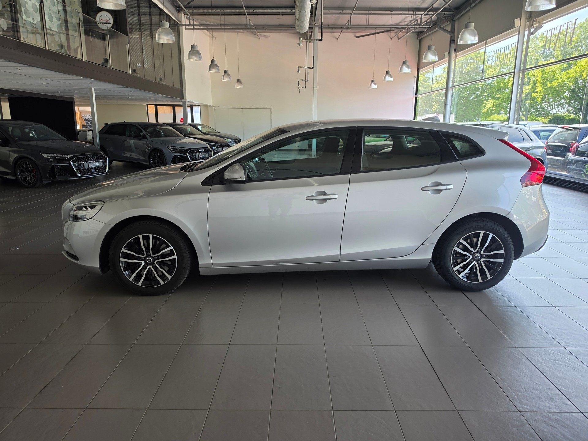 VOLVO V40 T2 Momentum Geartronic-image-6