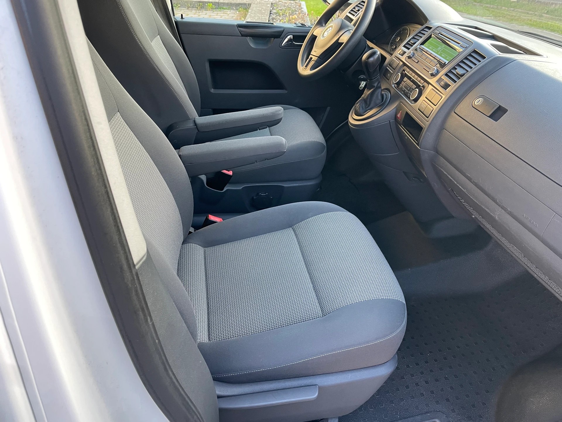 VW T5 Caravelle Trendline 2.0 TDI CR 4Motion DSG-image-3