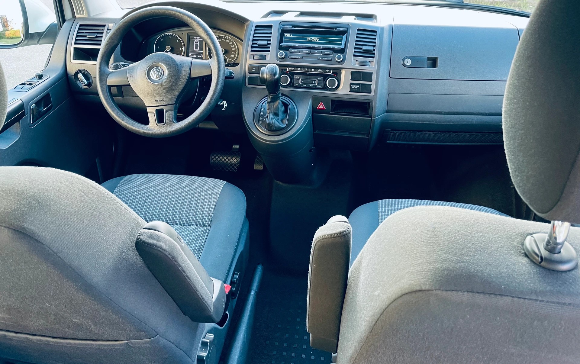 VW T5 Caravelle Trendline 2.0 TDI CR 4Motion DSG-image-2