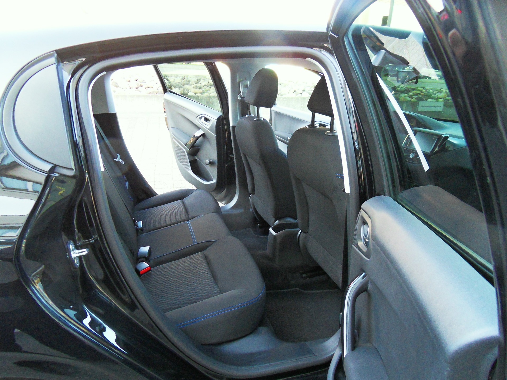 PEUGEOT 208 1.2 e-VTI Style EGS5-image-12