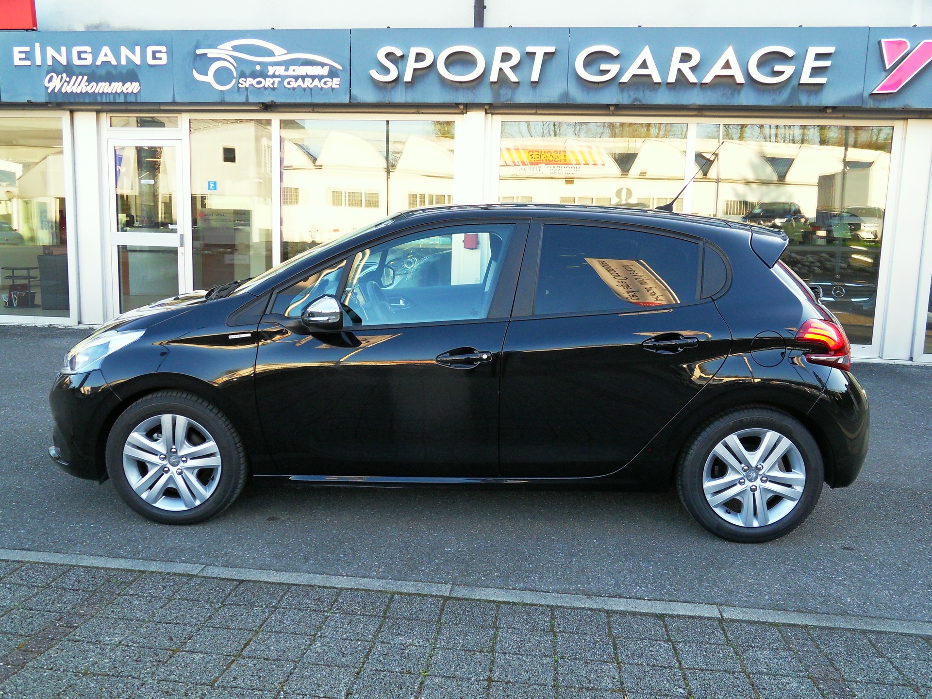 PEUGEOT 208 1.2 e-VTI Style EGS5-image-7