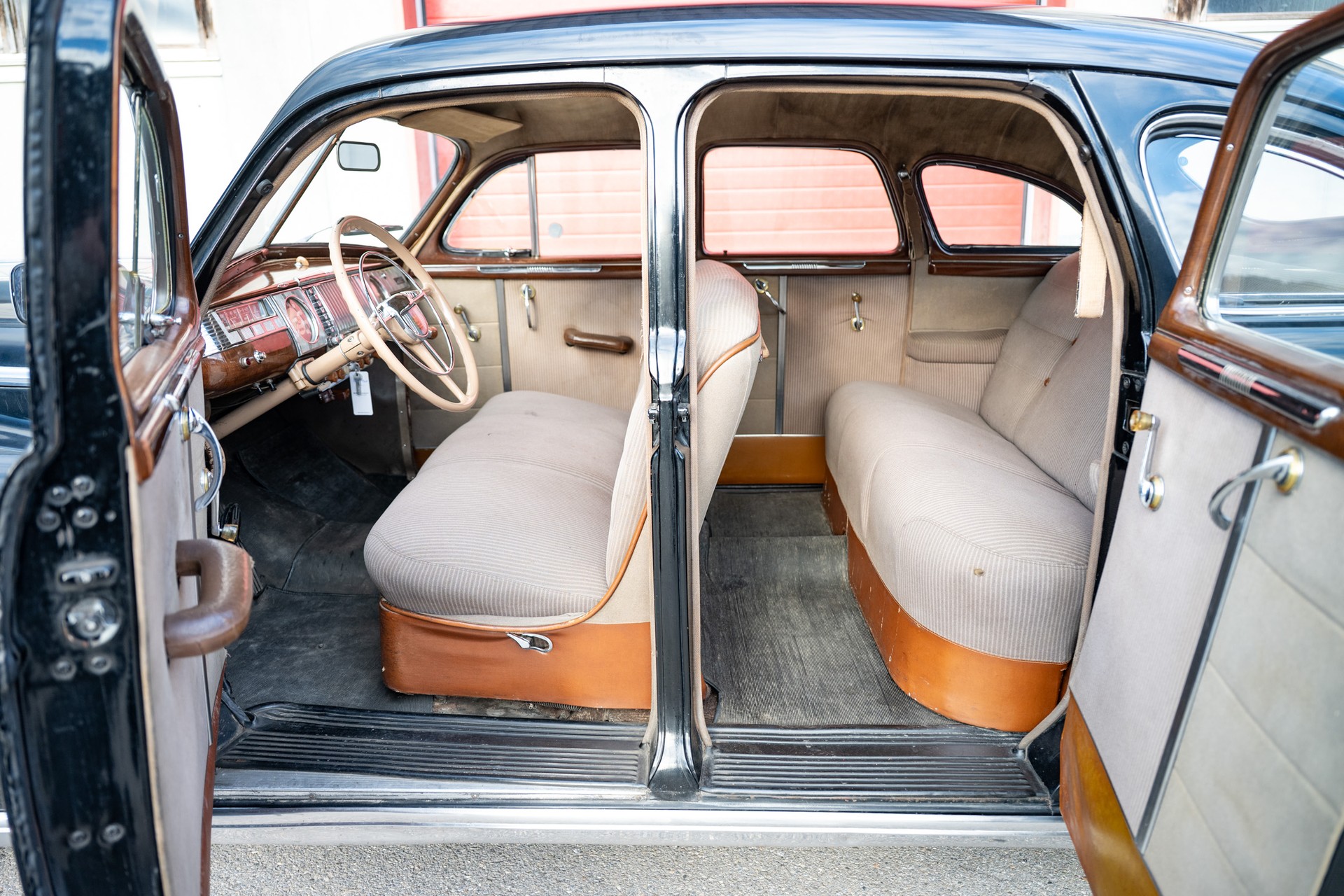 DODGE Custom Sedan-image-8
