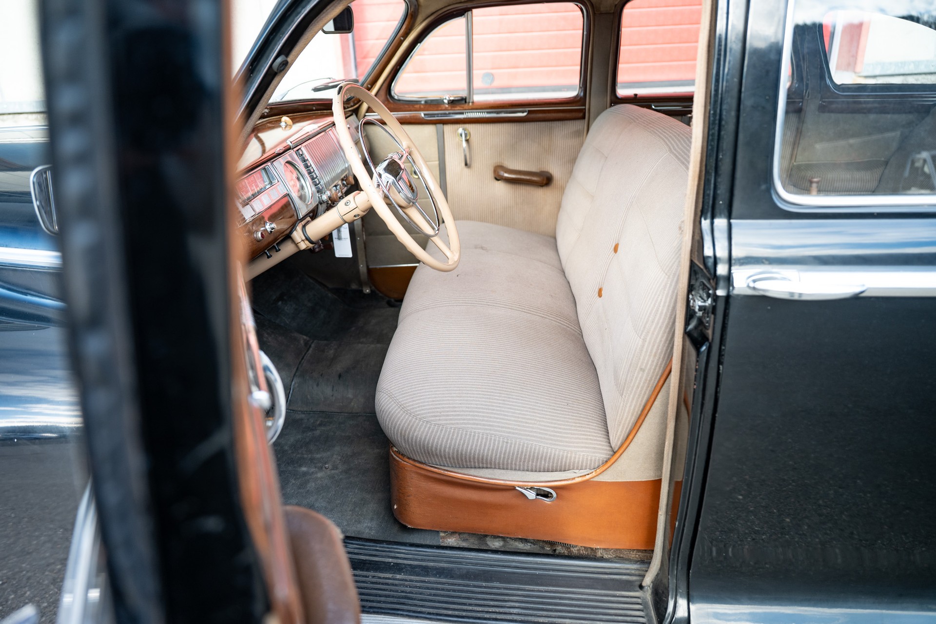 DODGE Custom Sedan-image-9