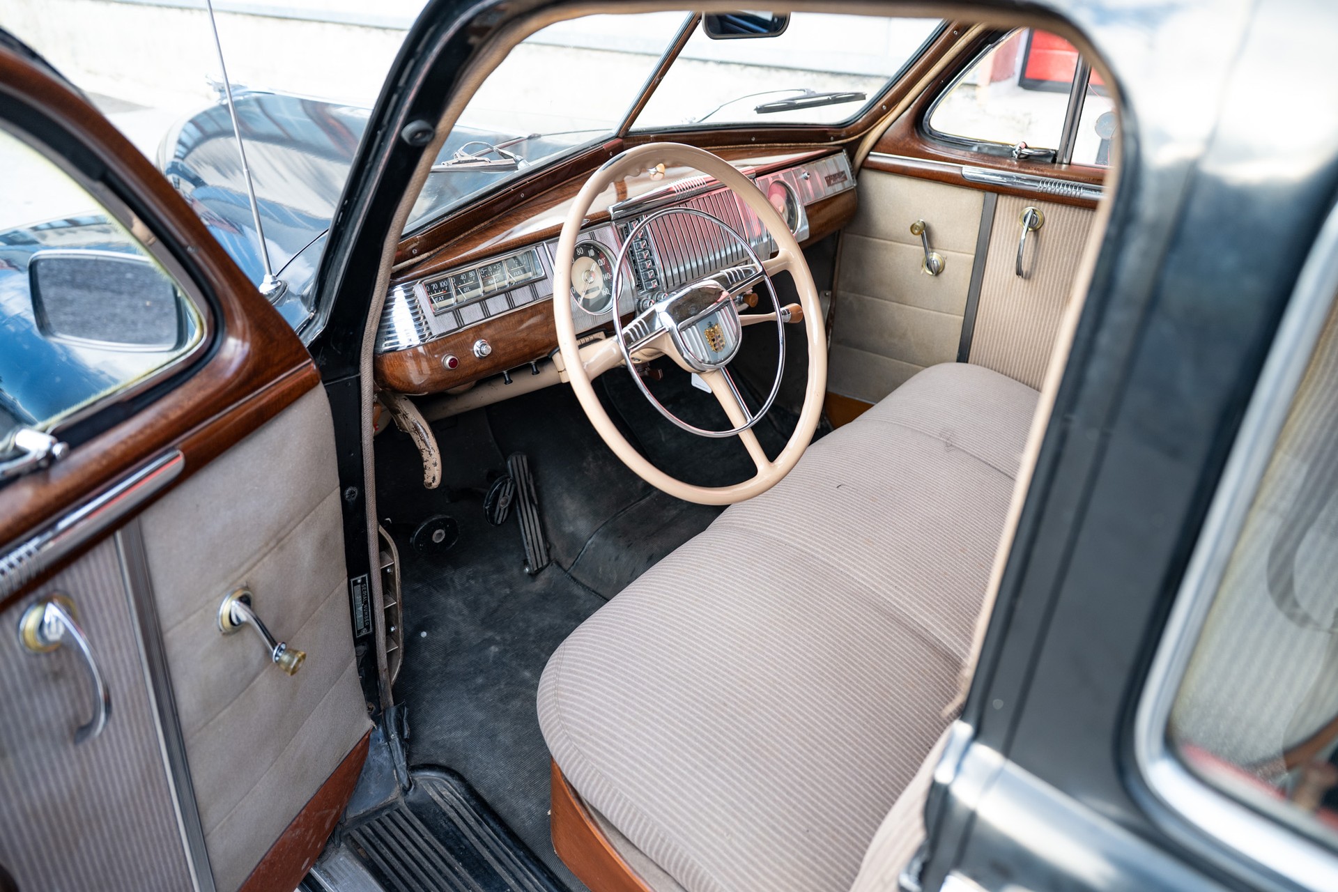 DODGE Custom Sedan-image-10