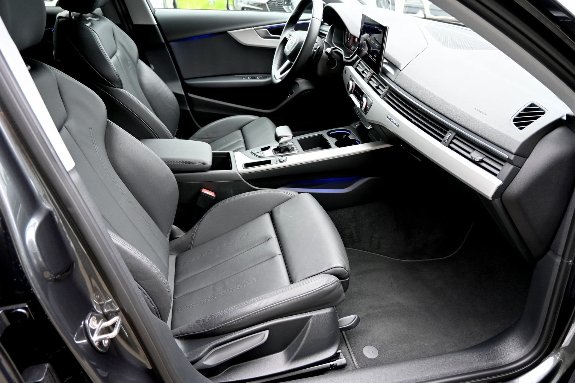 AUDI A4 Avant 40 TDI S line Competition Black quattro S-tronic + Werksgarantie 06.2027-image-11