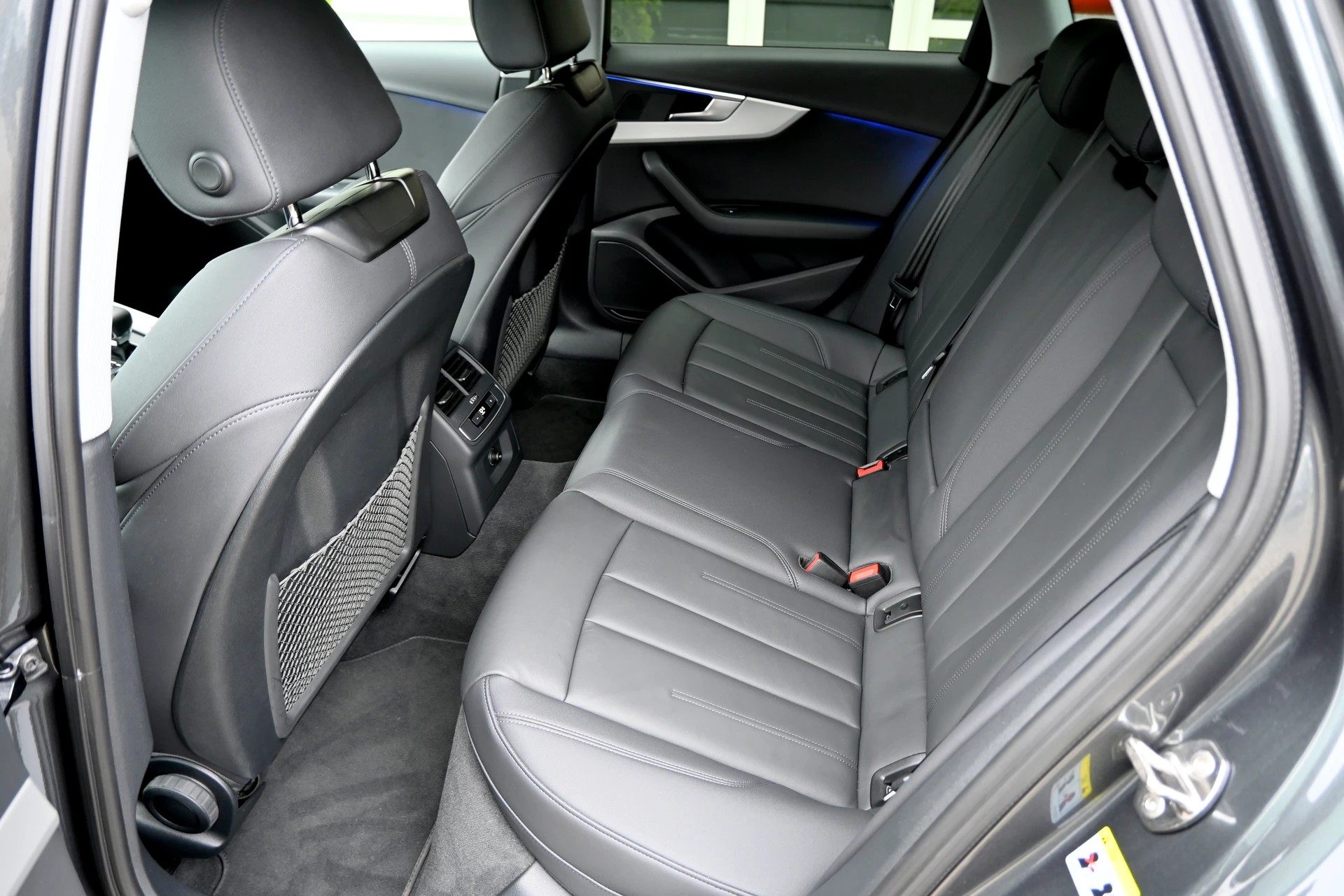 AUDI A4 Avant 40 TDI S line Competition Black quattro S-tronic + Werksgarantie 06.2027-image-13