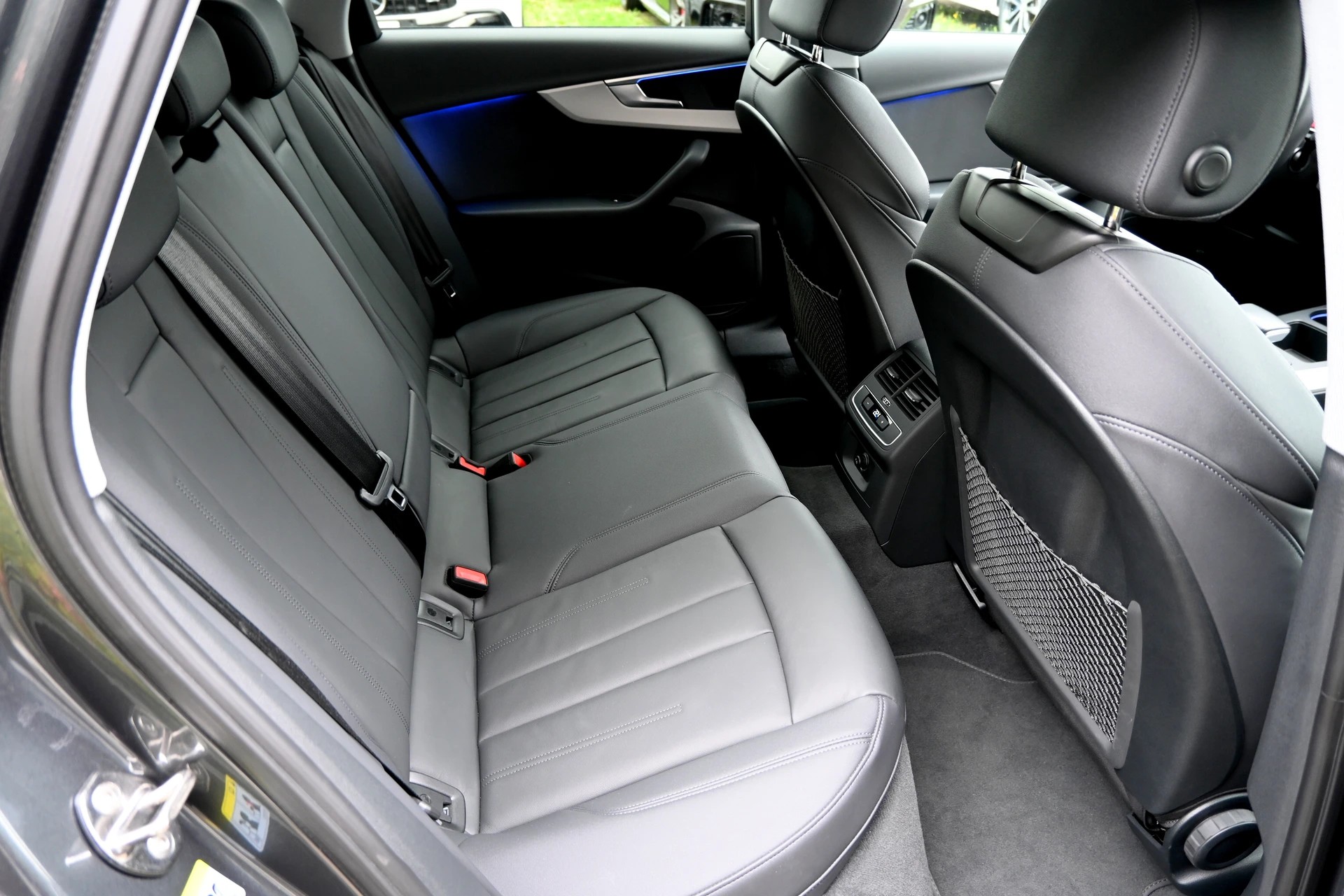 AUDI A4 Avant 40 TDI S line Competition Black quattro S-tronic + Werksgarantie 06.2027-image-12