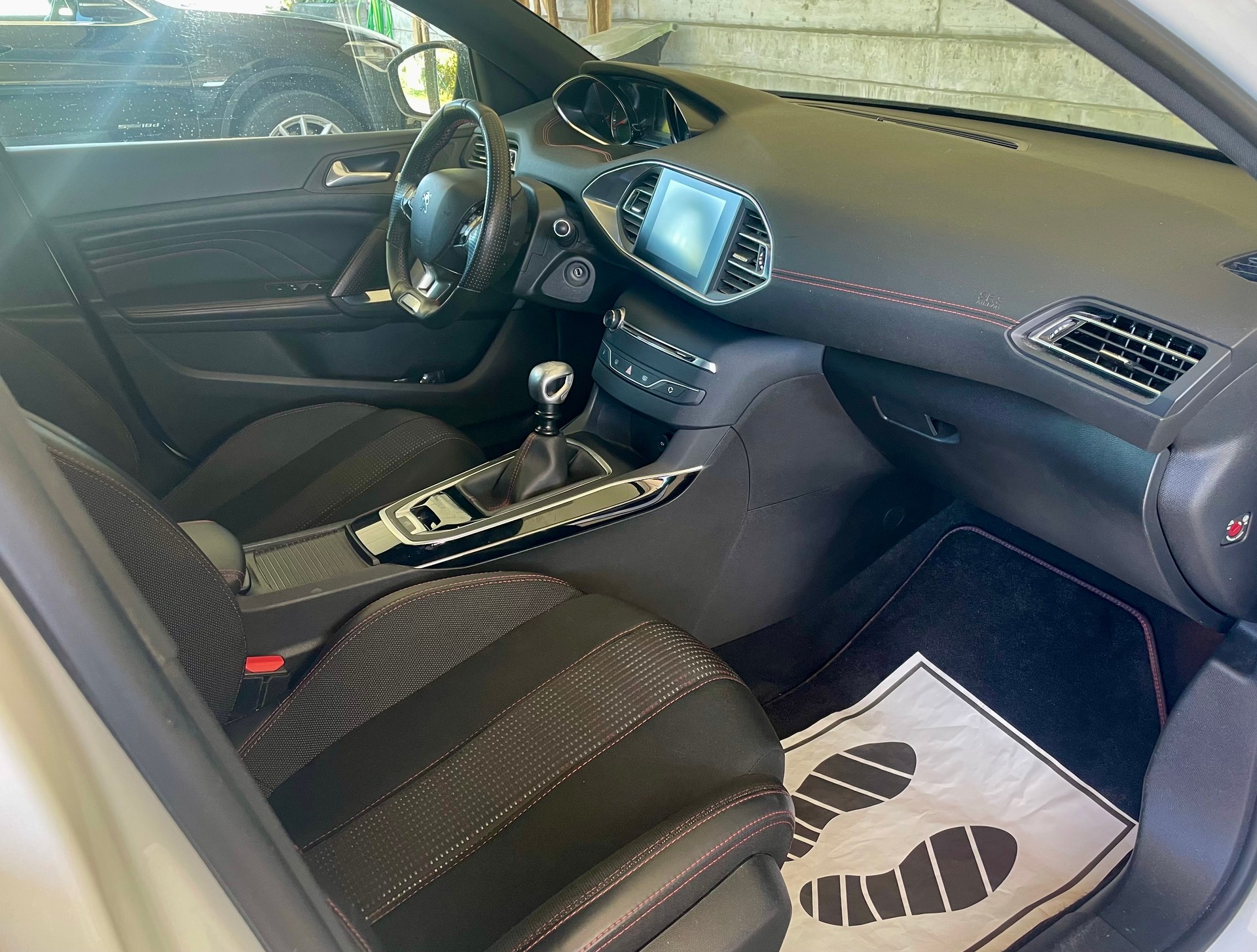 PEUGEOT 308 SW 1.2 THP GT Line-image-8