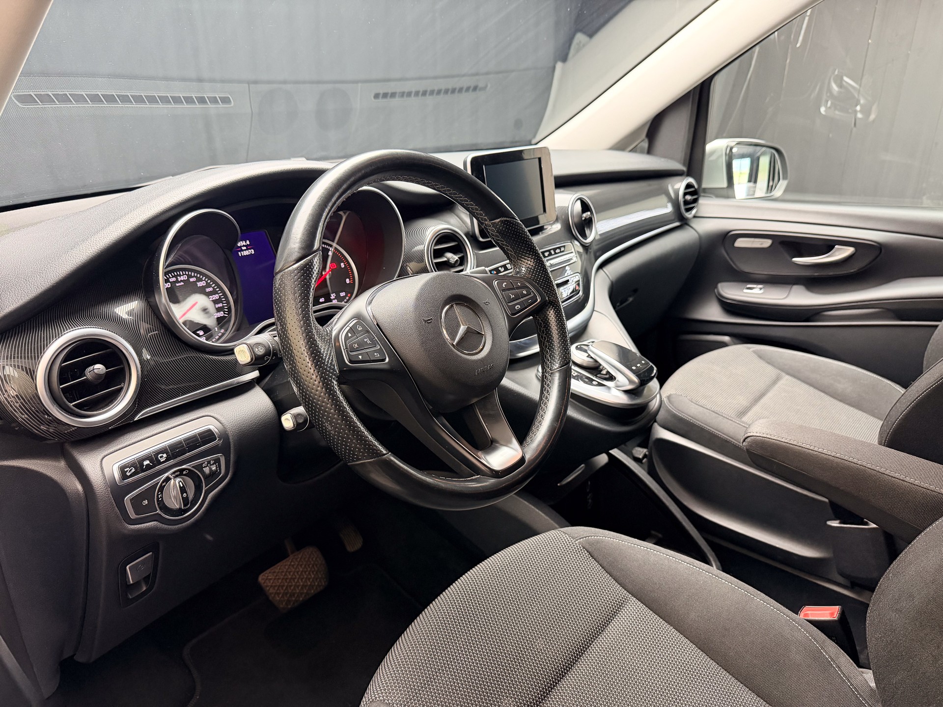 MERCEDES-BENZ V 220 d lang 4Matic 7G-Tronic-image-6