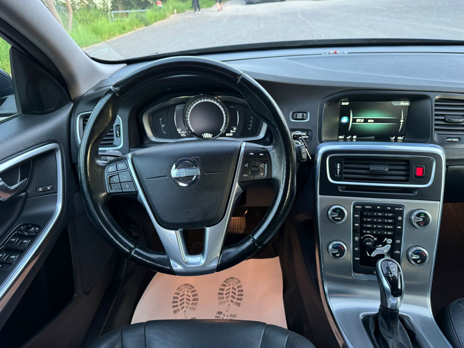 VOLVO V60 D3 Momentum Geartronic-image-17