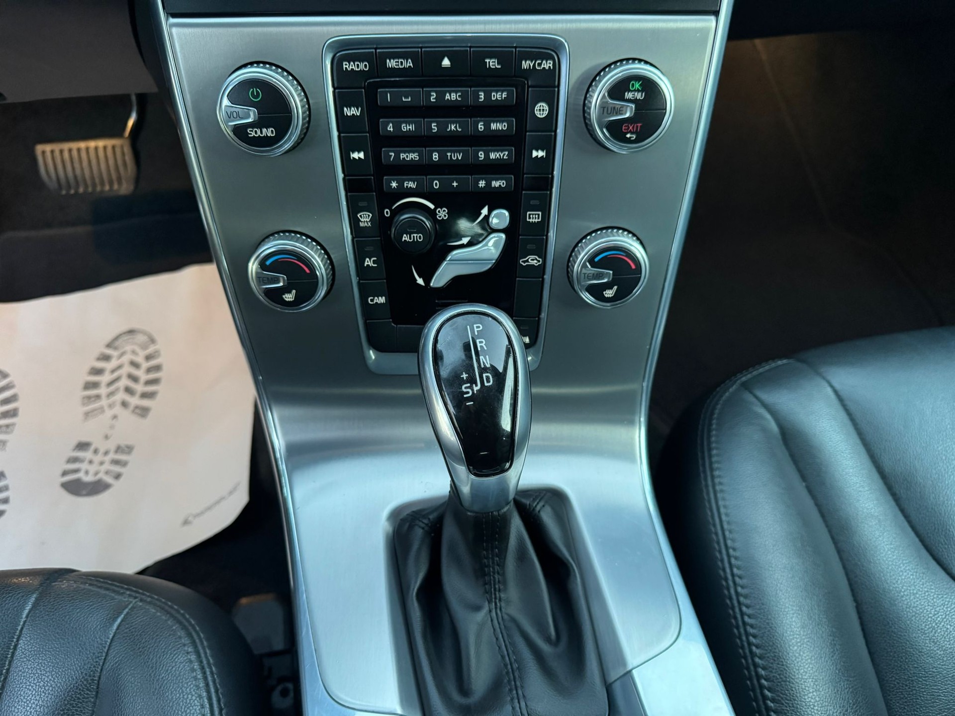 VOLVO V60 D3 Momentum Geartronic-image-19