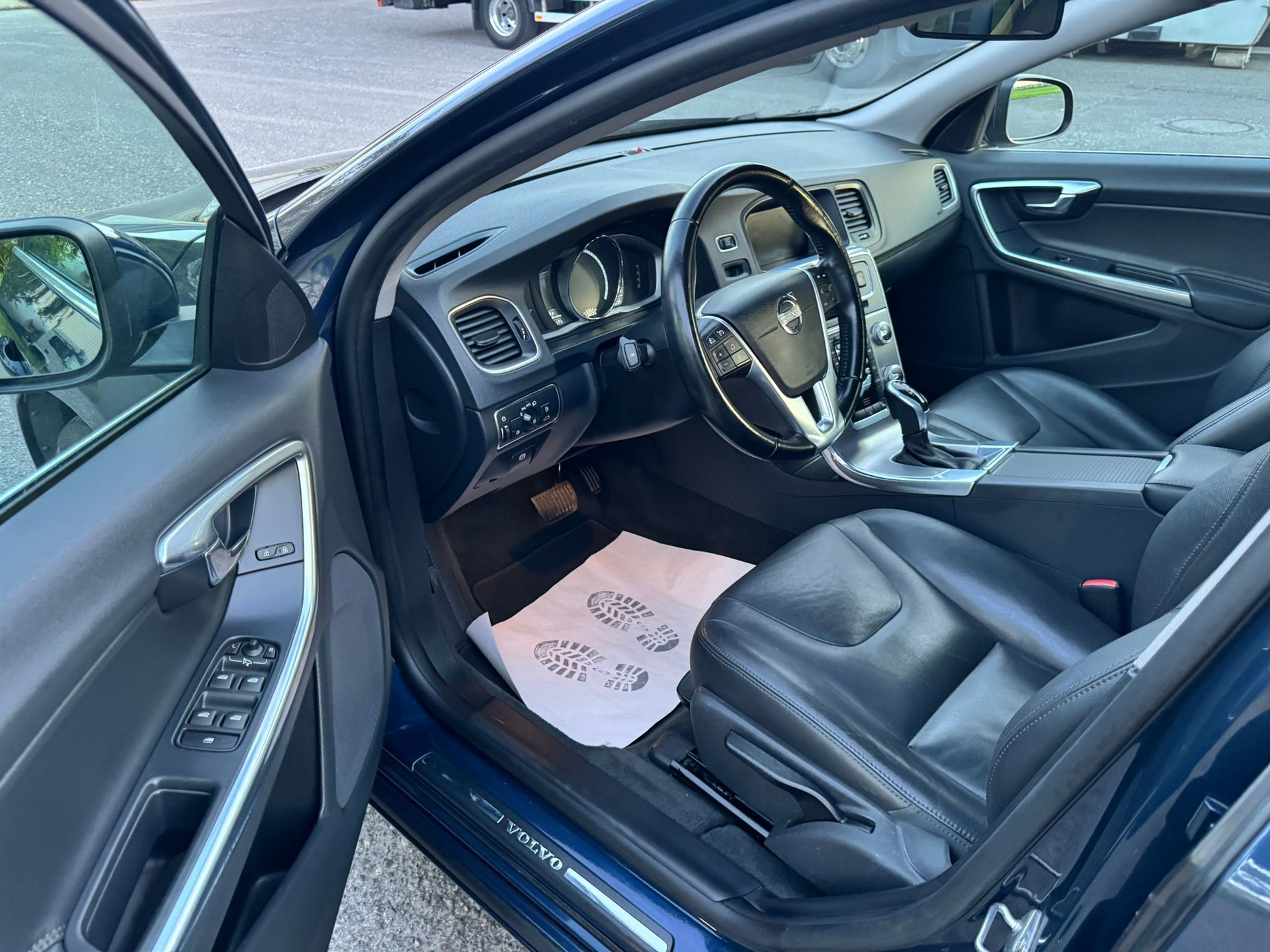 VOLVO V60 D3 Momentum Geartronic-image-12