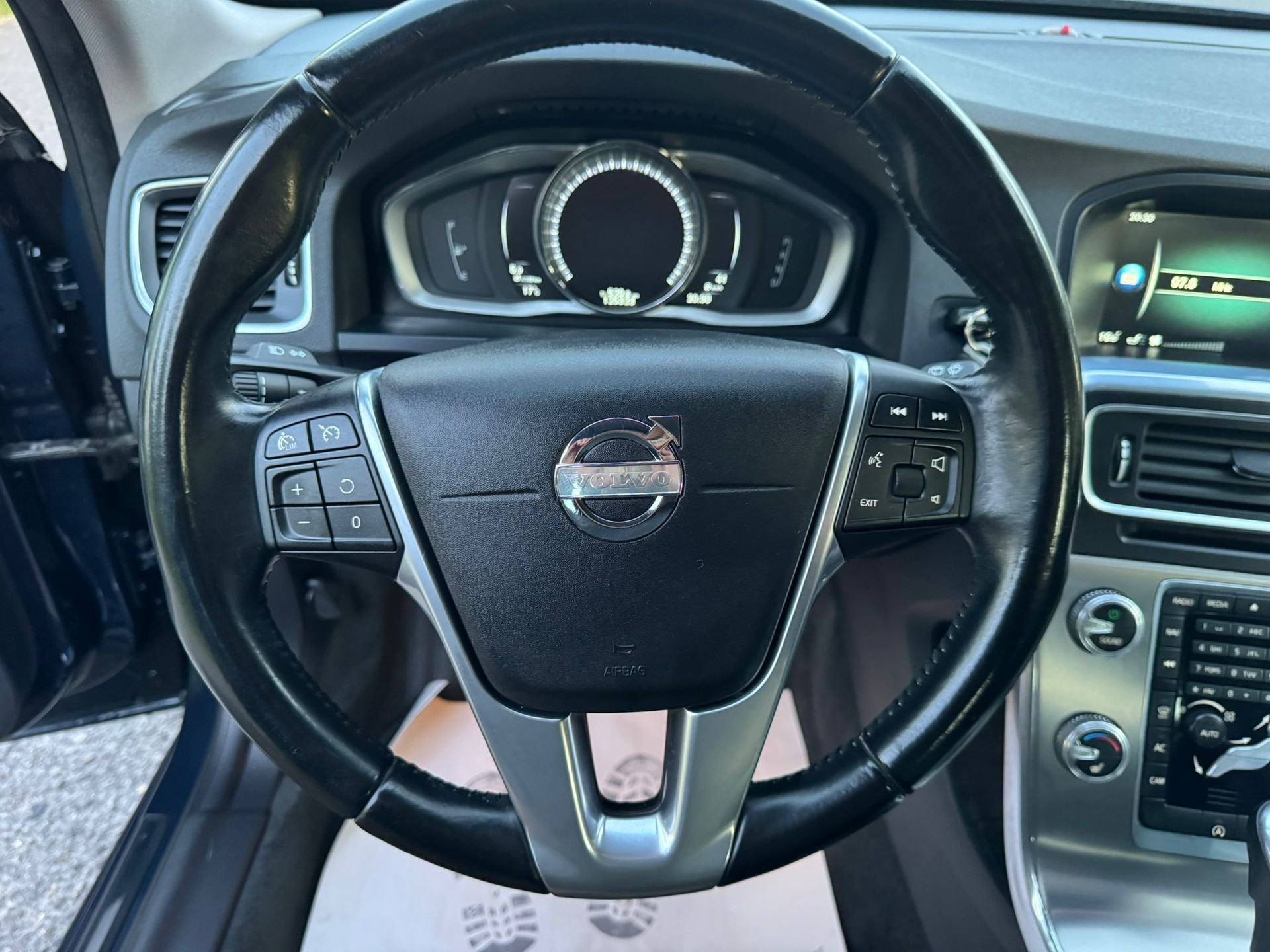 VOLVO V60 D3 Momentum Geartronic-image-16