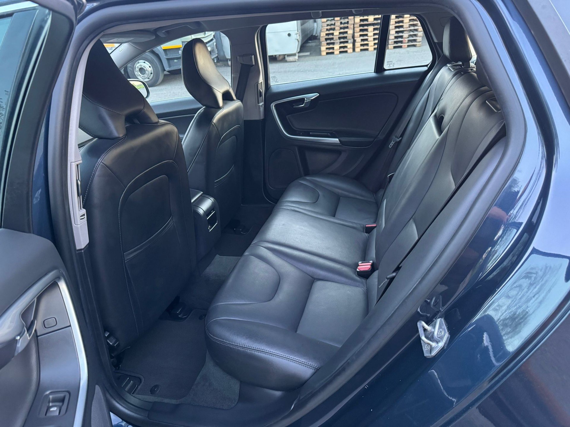 VOLVO V60 D3 Momentum Geartronic-image-14
