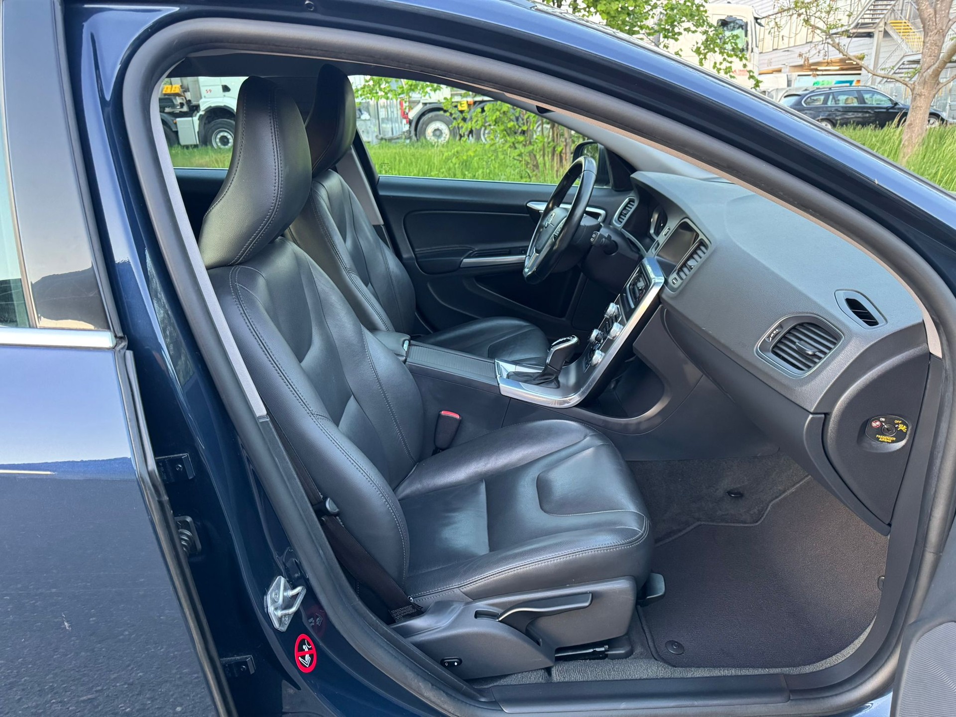 VOLVO V60 D3 Momentum Geartronic-image-9