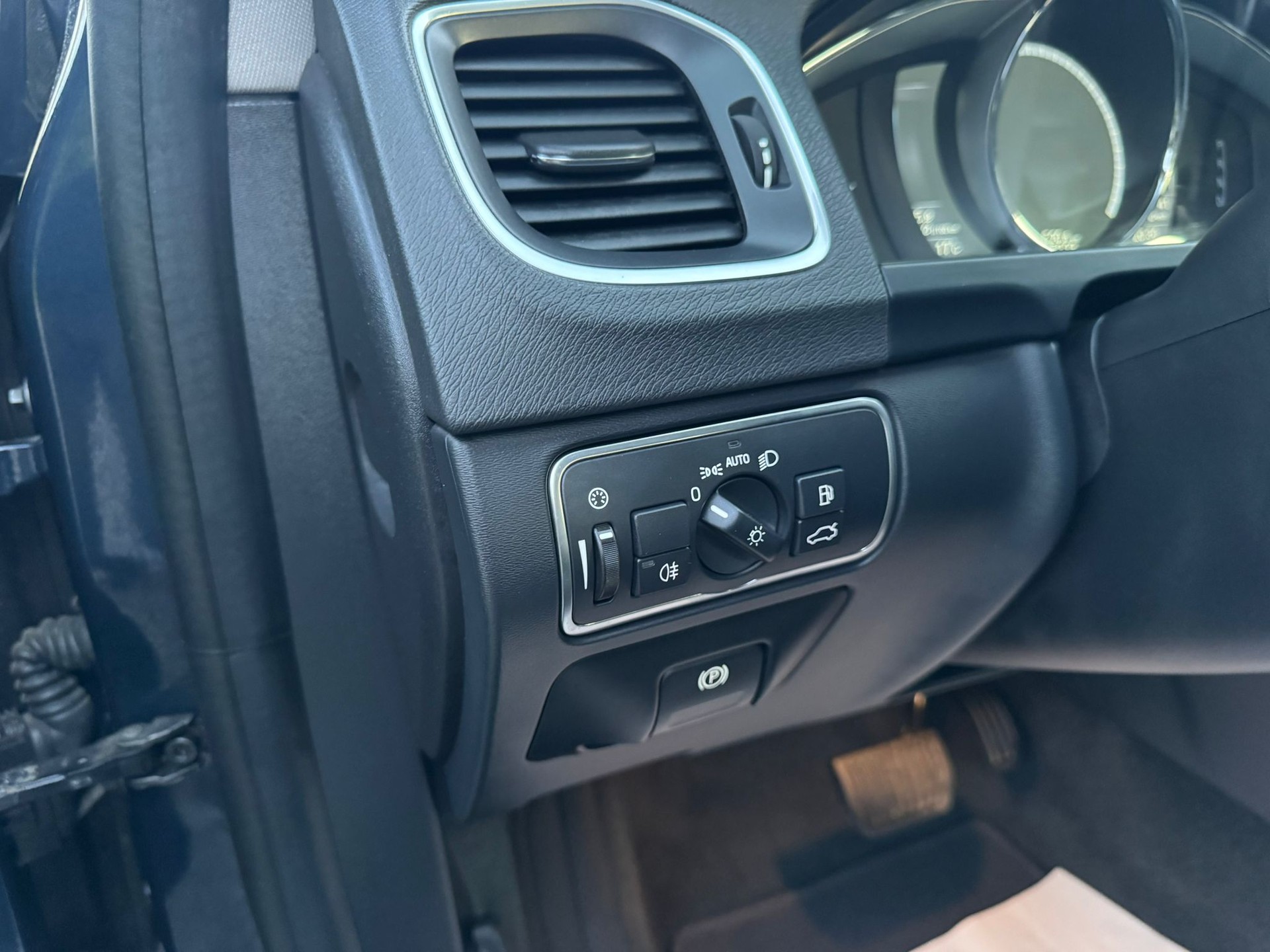 VOLVO V60 D3 Momentum Geartronic-image-15