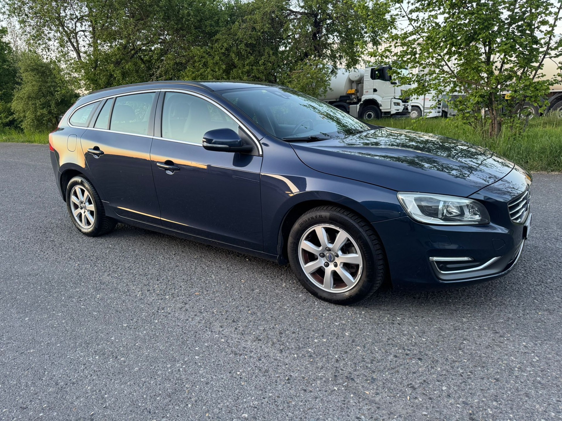 VOLVO V60 D3 Momentum Geartronic-image-1
