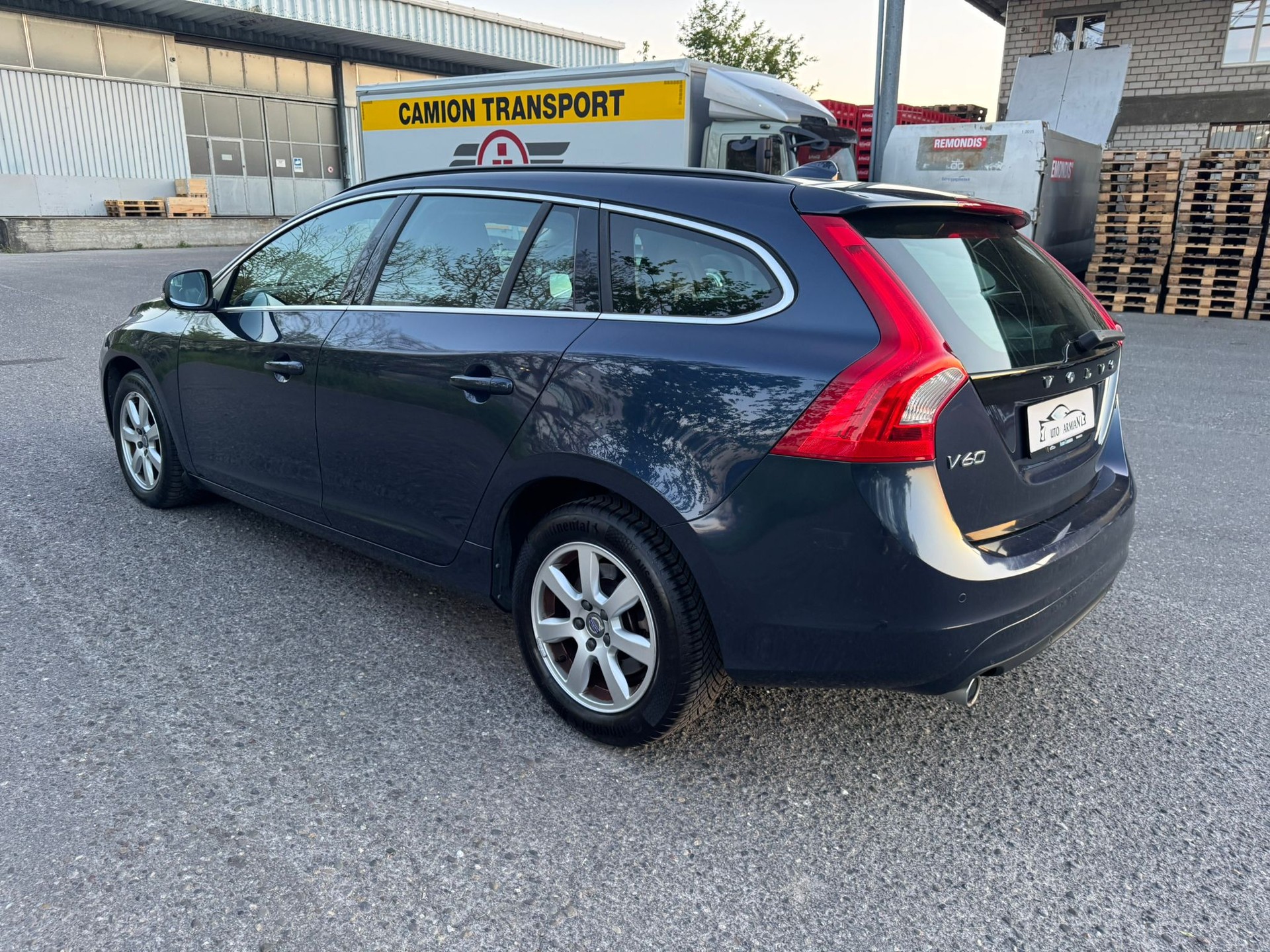 VOLVO V60 D3 Momentum Geartronic-image-4