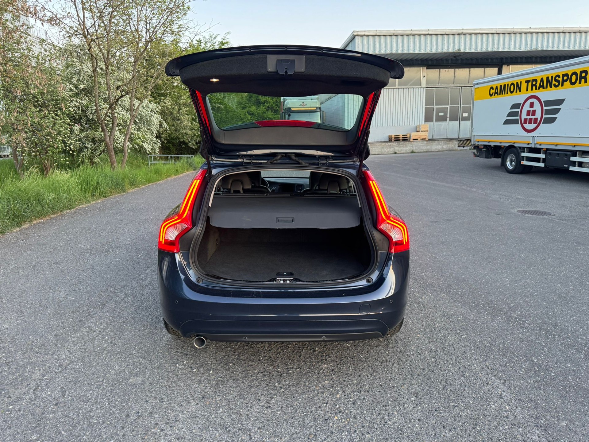 VOLVO V60 D3 Momentum Geartronic-image-7