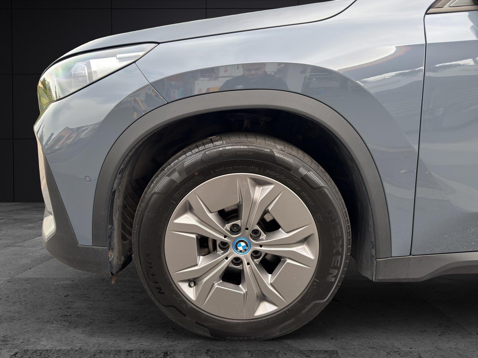 BMW iX1 30 xDrive-image-4