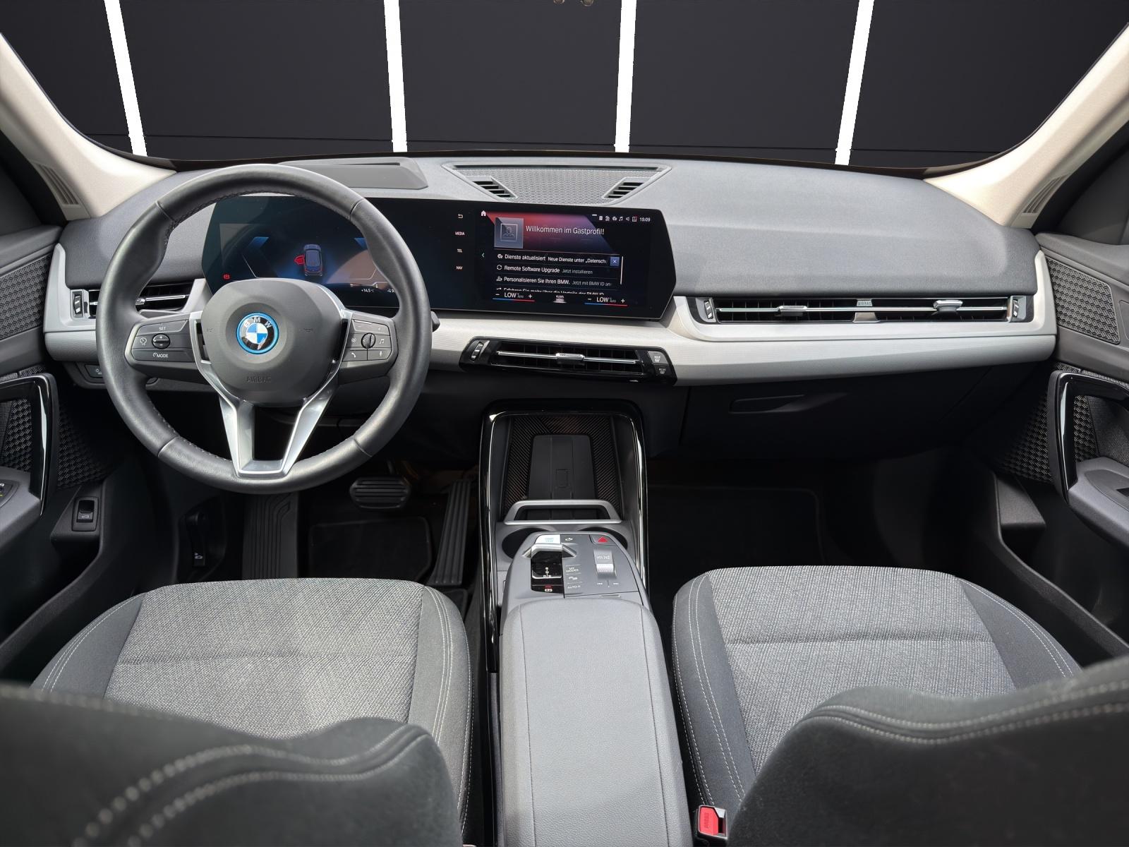 BMW iX1 30 xDrive-image-11
