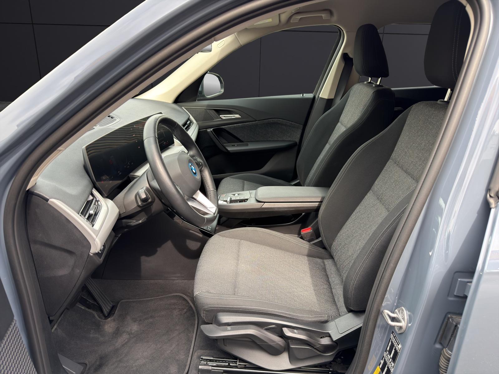 BMW iX1 30 xDrive-image-1