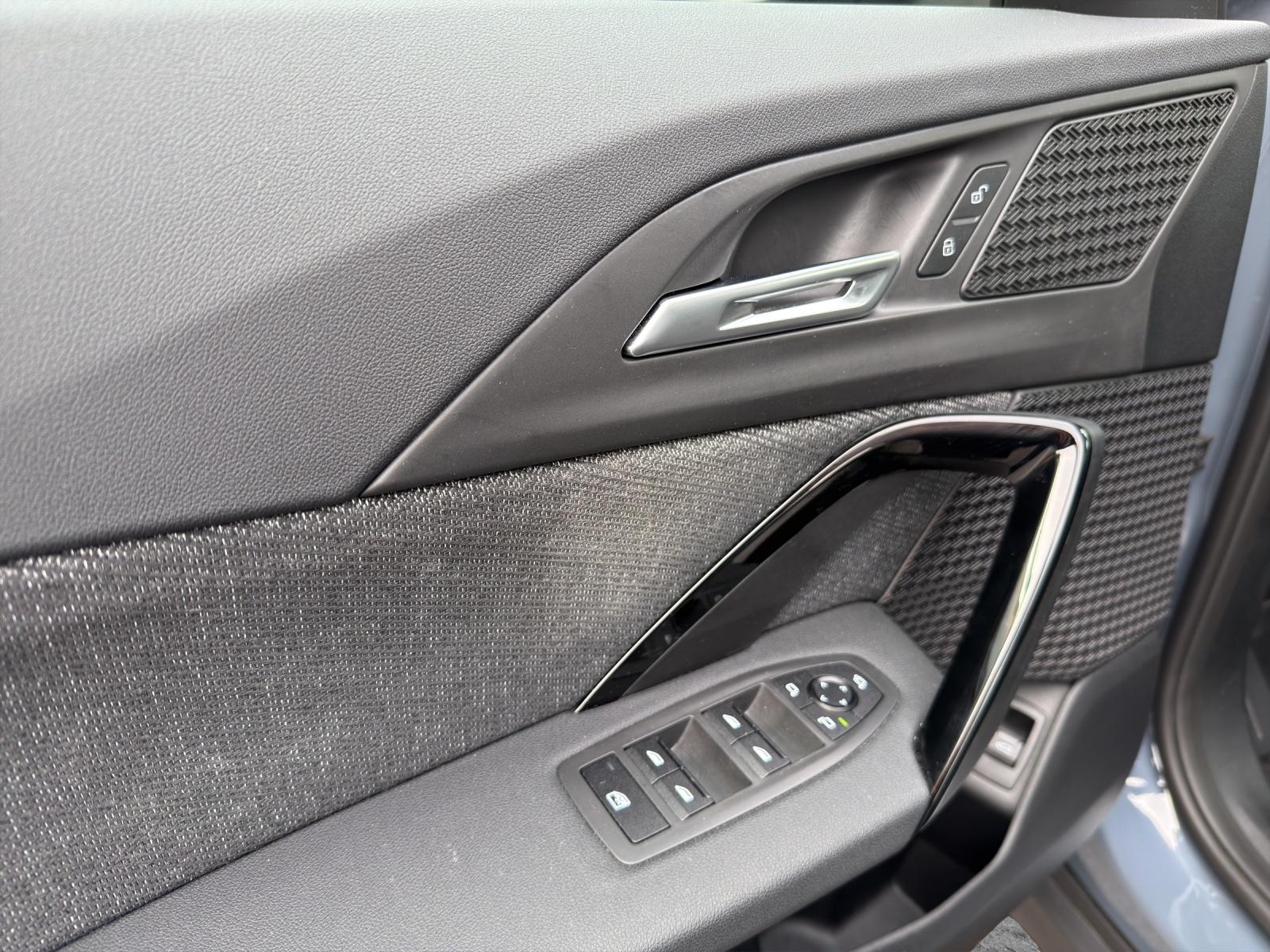 BMW iX1 30 xDrive-image-7