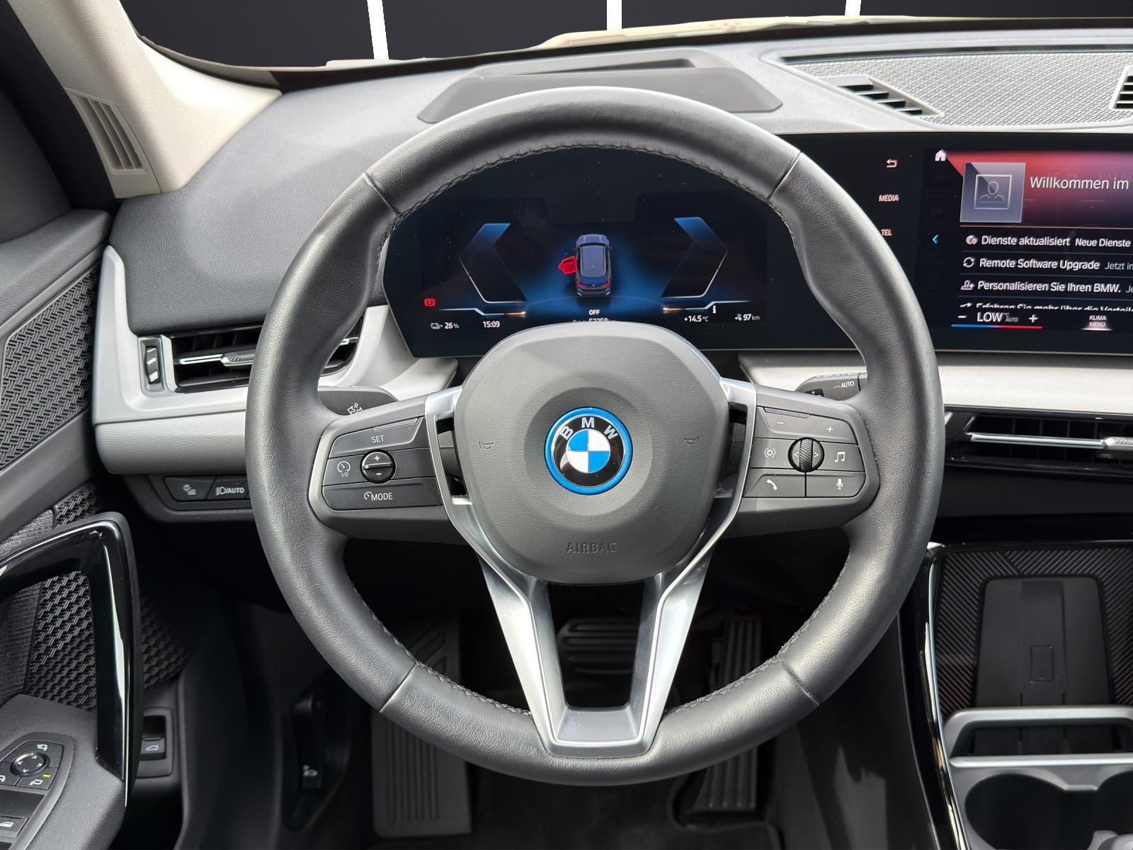 BMW iX1 30 xDrive-image-5