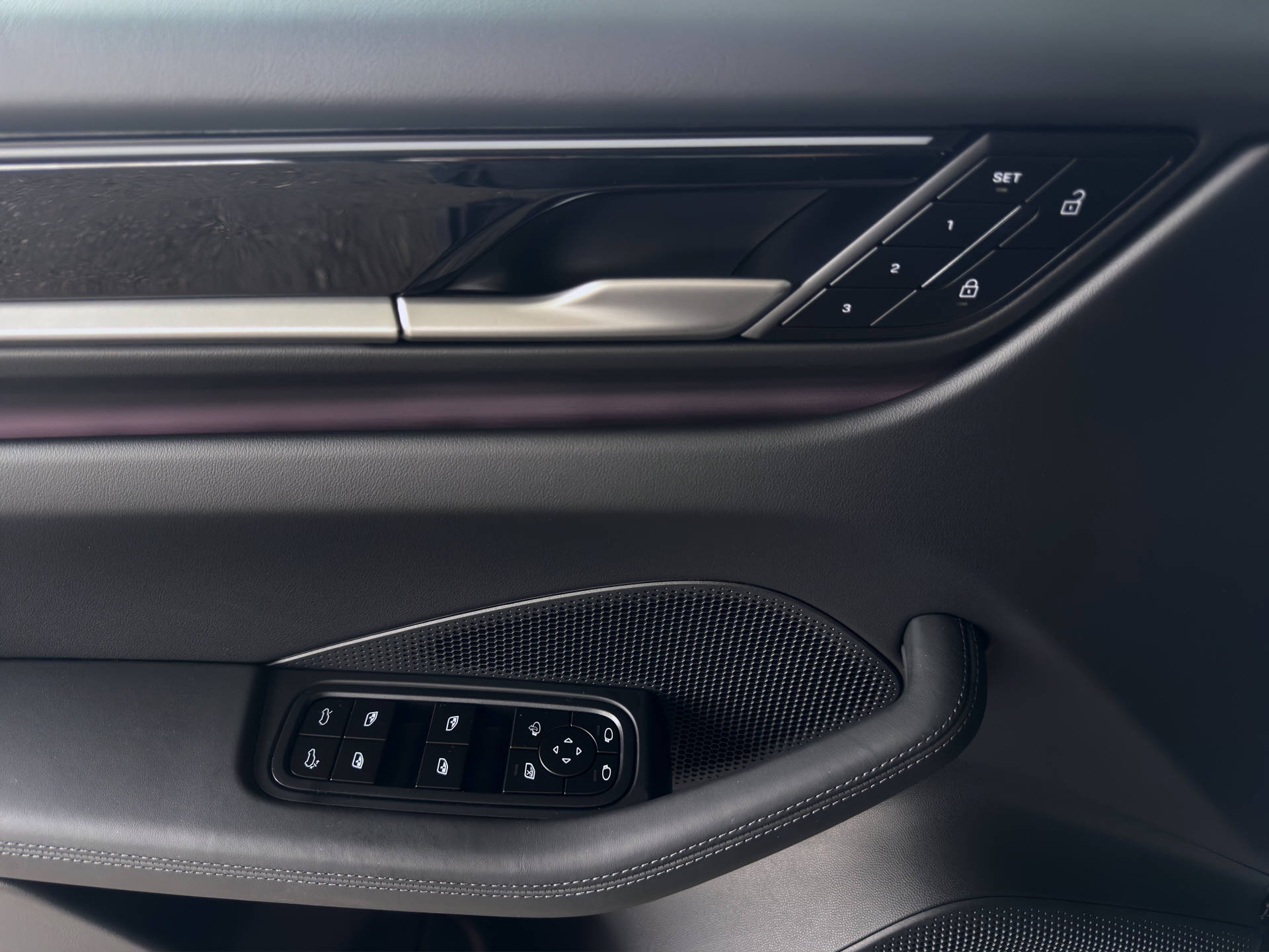 PORSCHE Macan 4-image-11