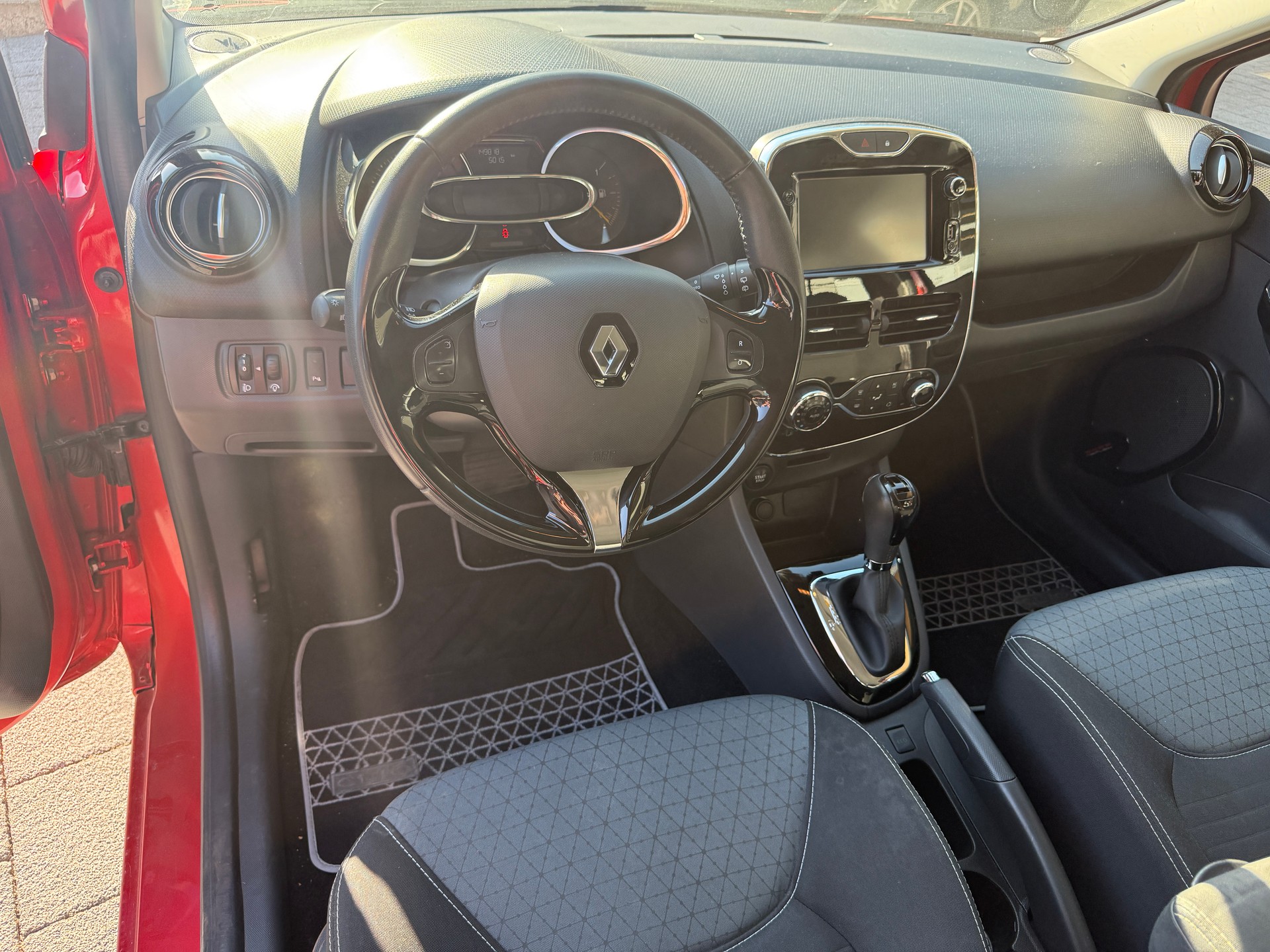 RENAULT Clio Grandtour 1.2 16V T Dynamique EDC-image-11