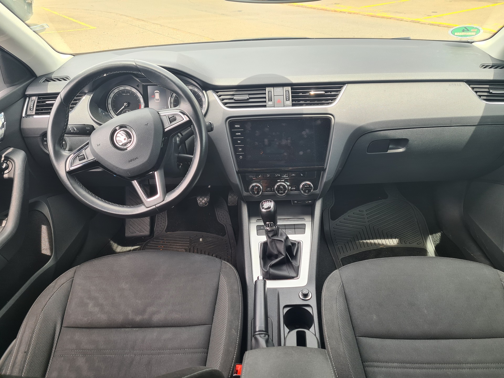 SKODA Octavia Combi 2.0 TDI Style-image-6