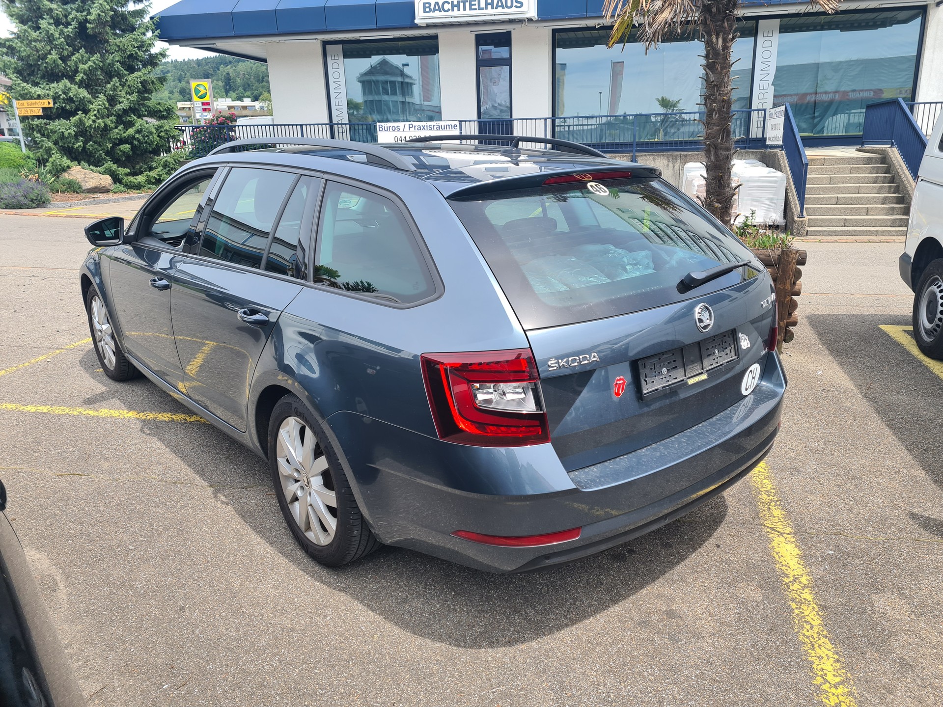SKODA Octavia Combi 2.0 TDI Style-image-3