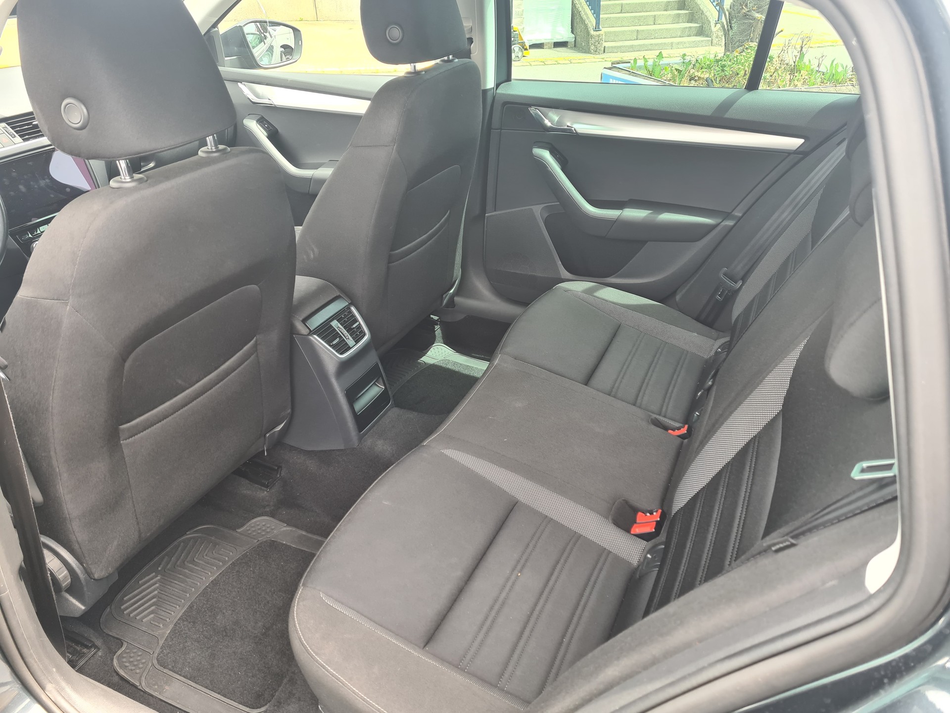 SKODA Octavia Combi 2.0 TDI Style-image-5