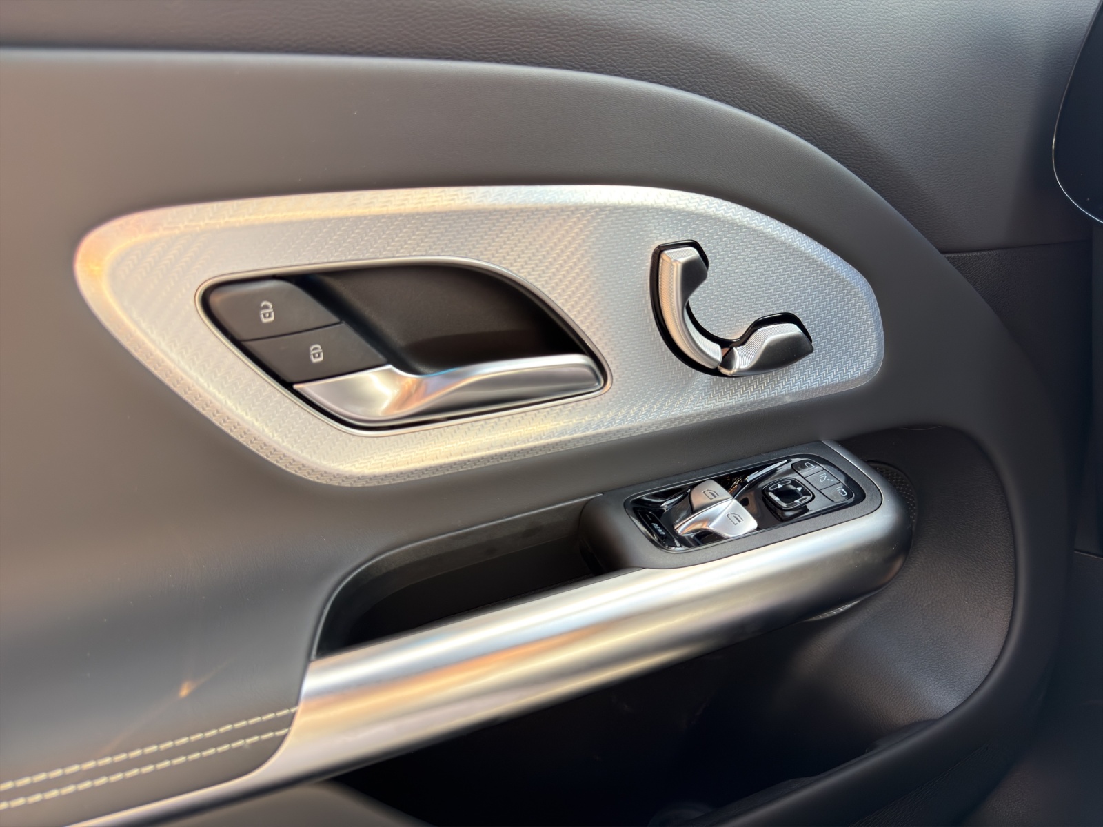 MERCEDES-BENZ GLB 220 4Matic 8G-Tronic-image-12
