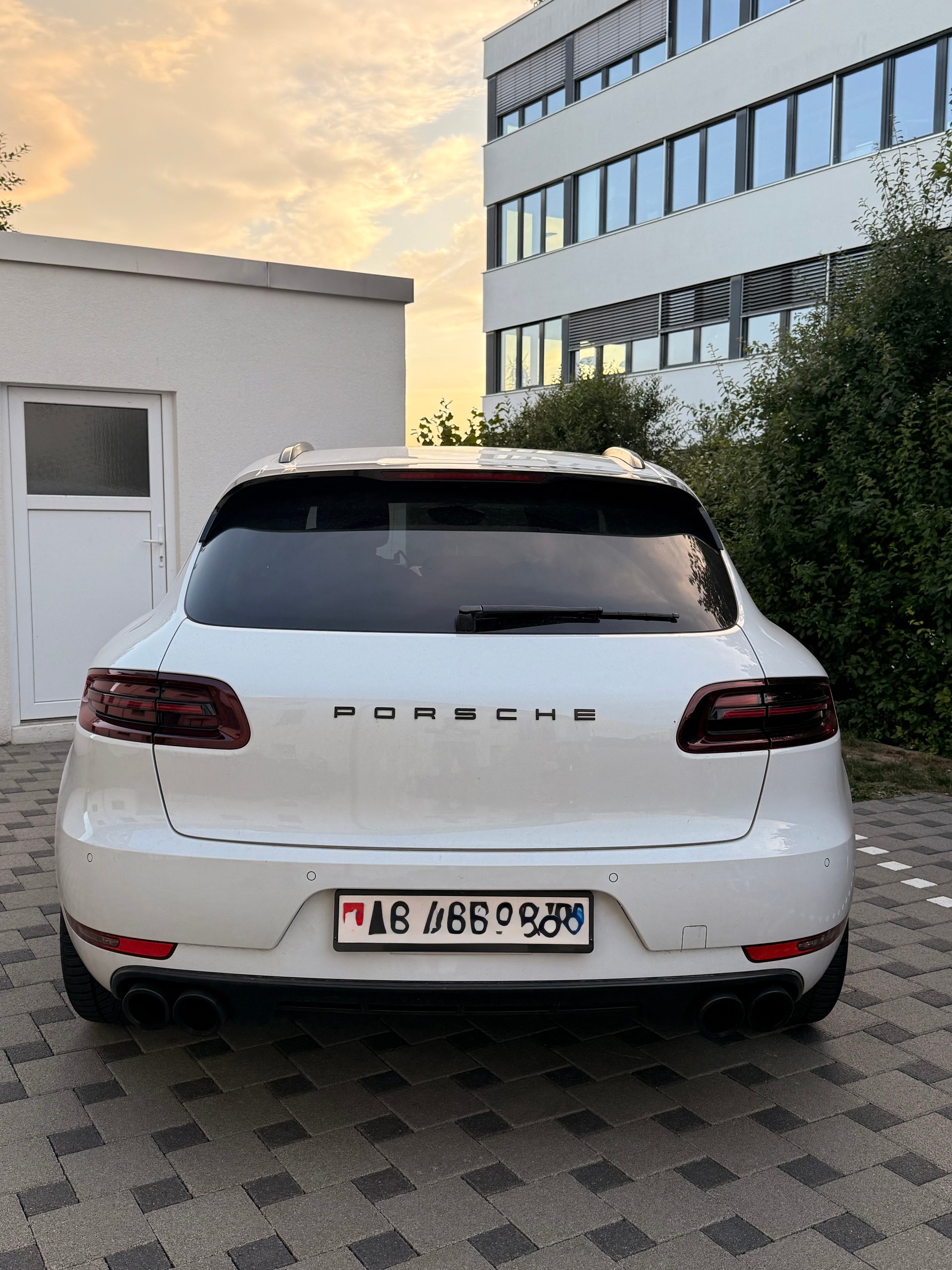 PORSCHE 3.0 V6 GTS-image-1