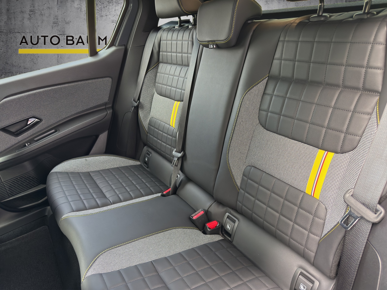 RENAULT R4 E-Tech Comfort Range 52 kWh Iconic-image-11