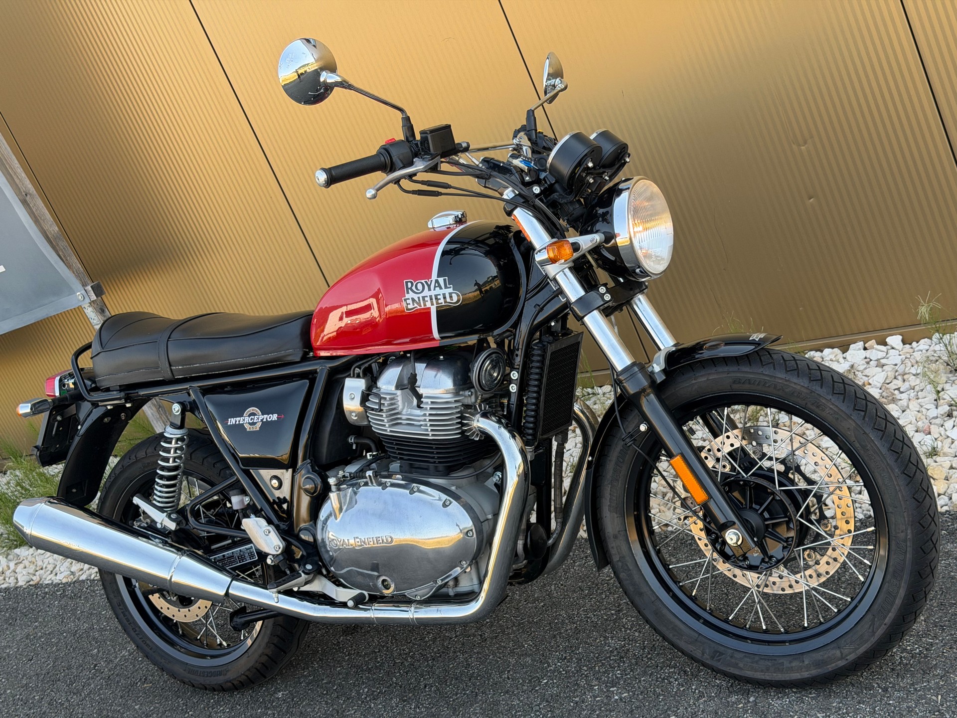 ROYAL ENFIELD Interceptor 650 Standard-showroom-element-2