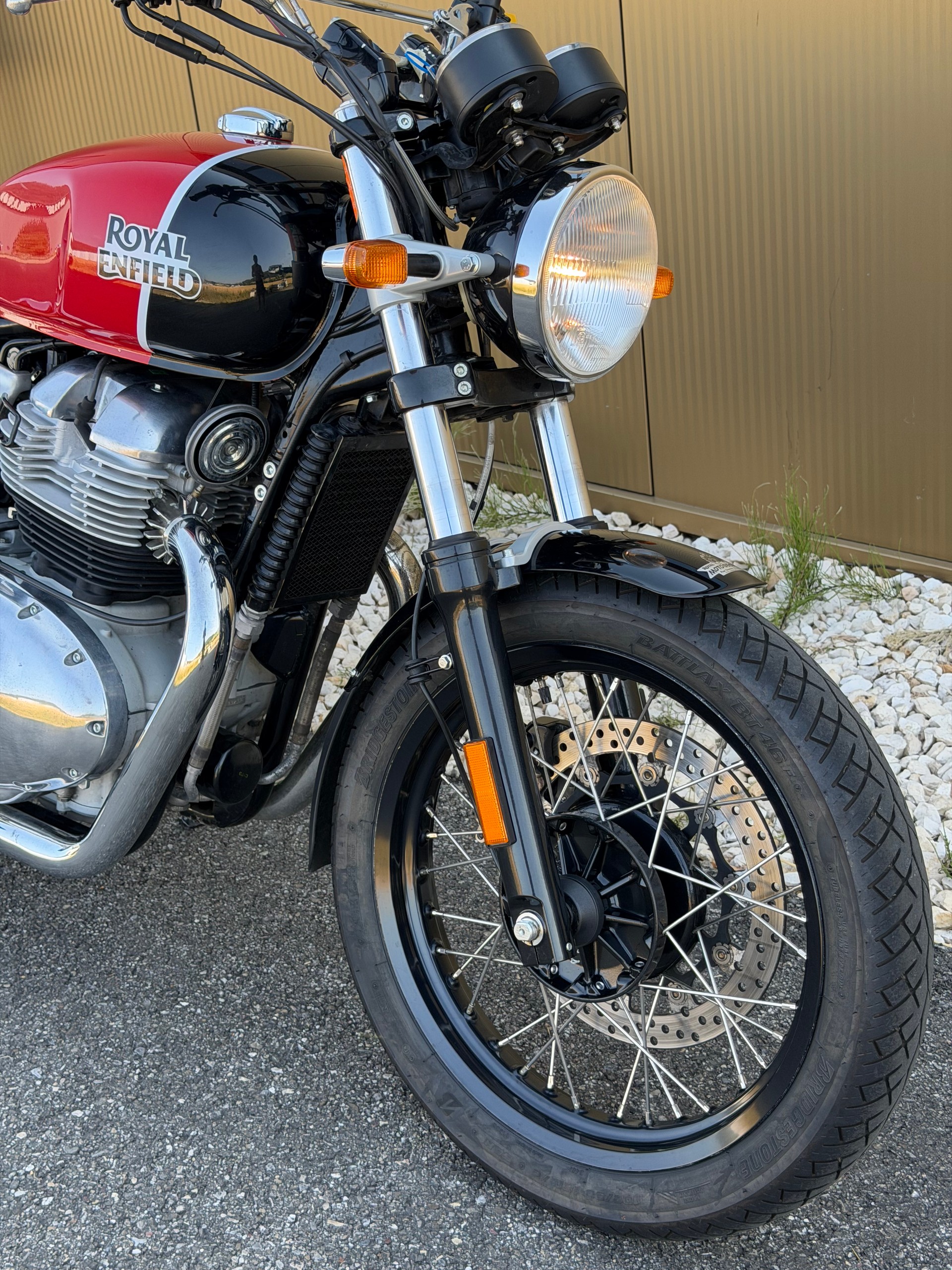 ROYAL ENFIELD Interceptor 650 Standard-showroom-element-1