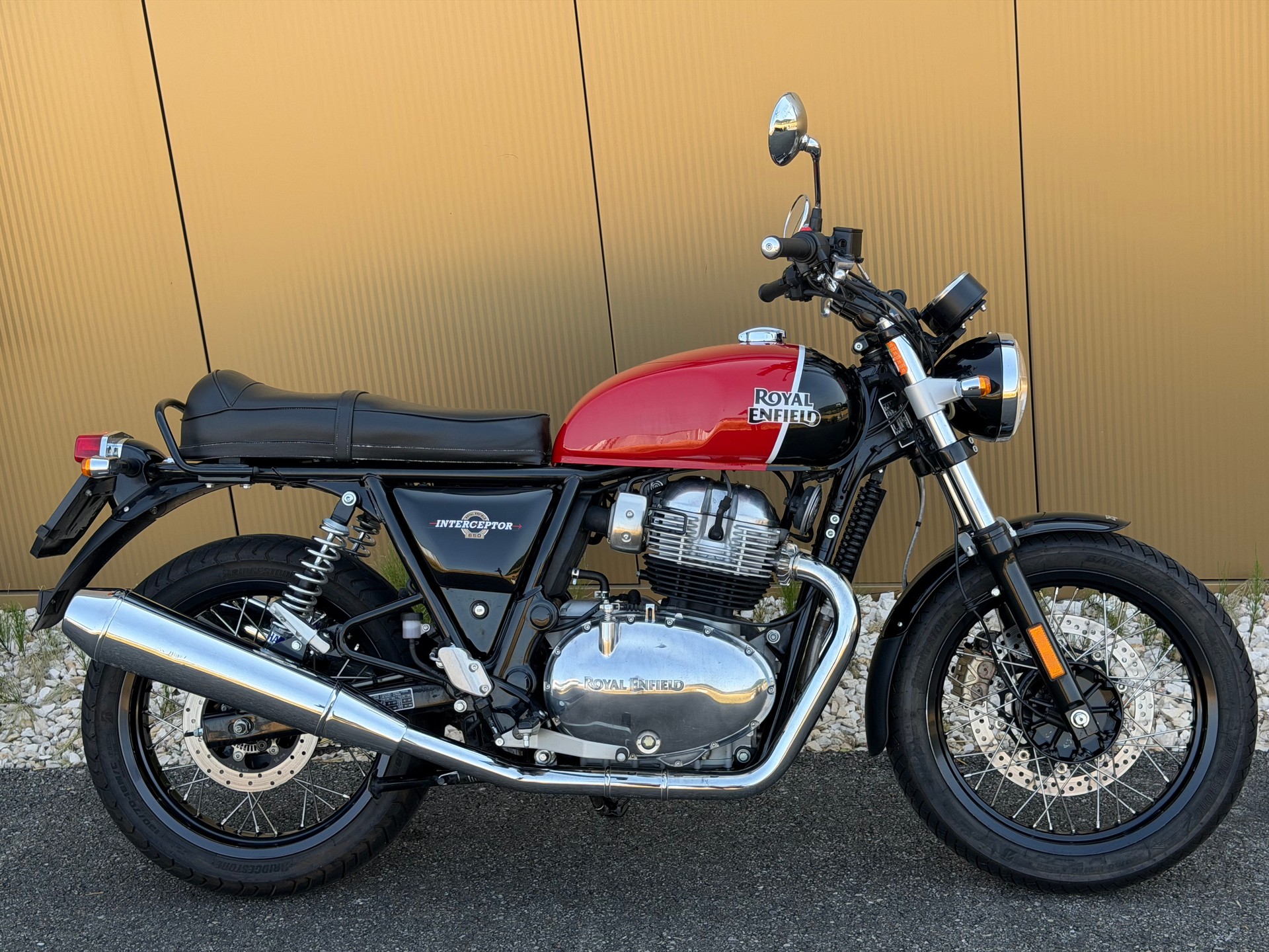 ROYAL ENFIELD Interceptor 650 Standard-showroom-element-3