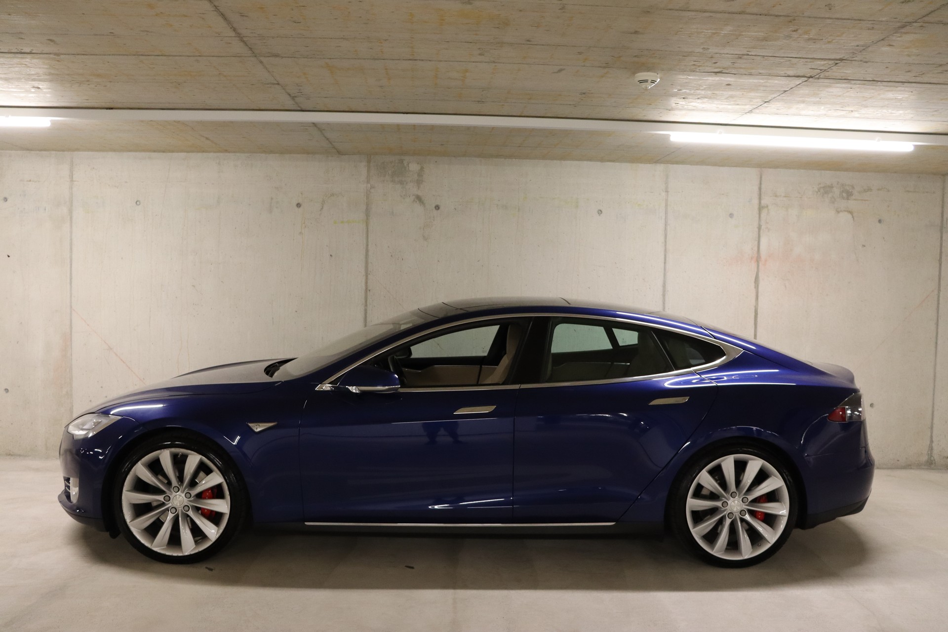 TESLA Model S 85 D Performance-image-4