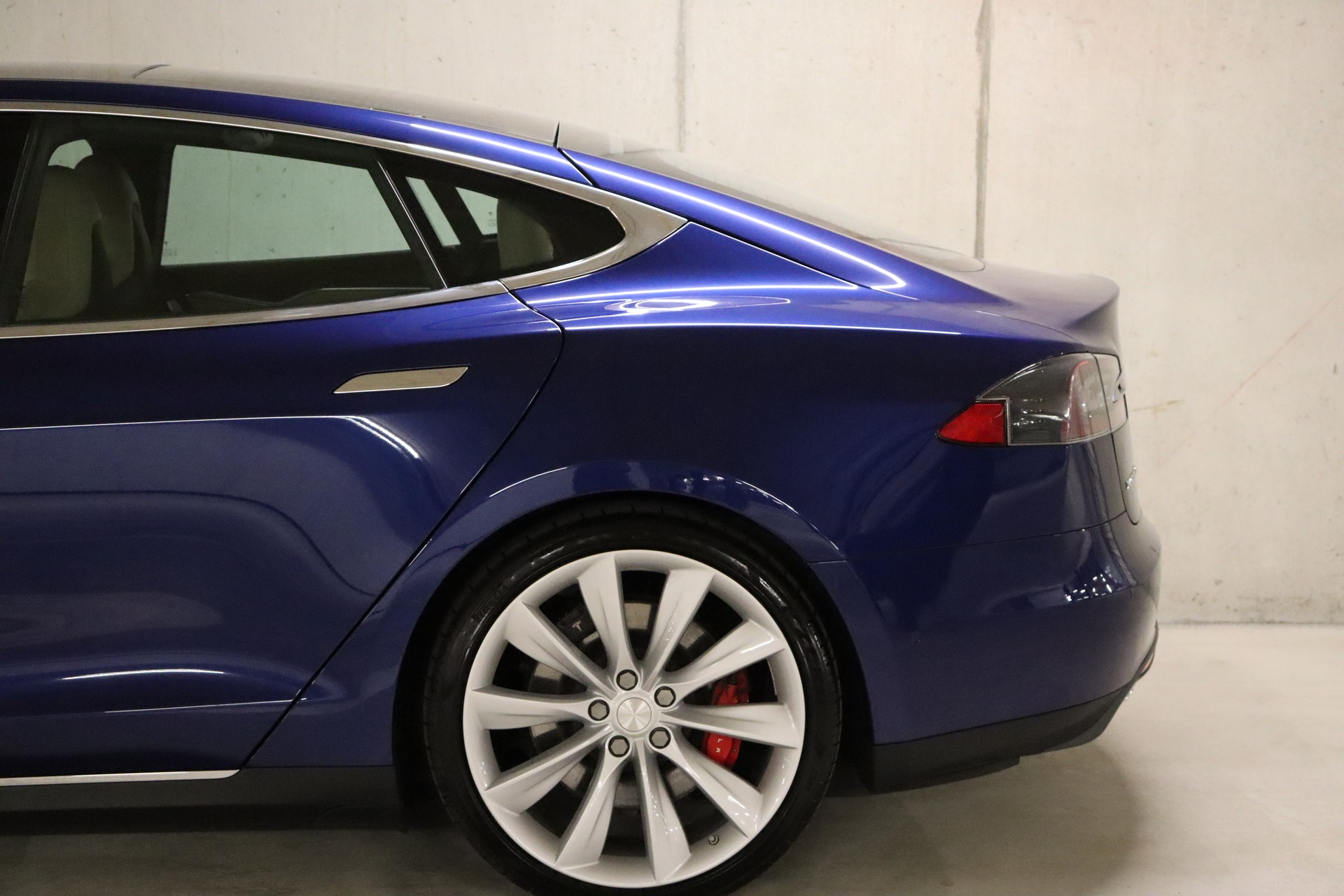 TESLA Model S 85 D Performance-image-5