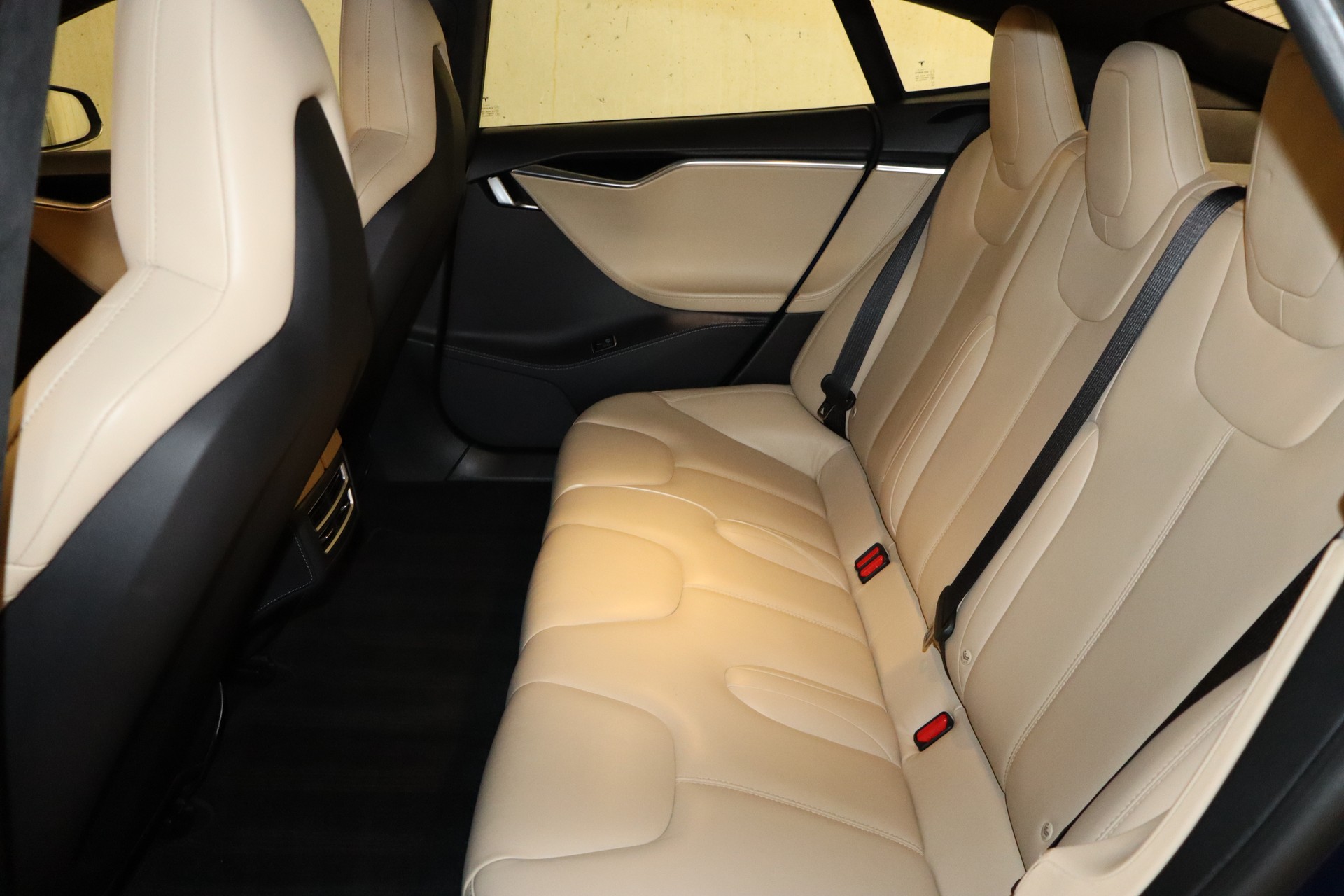TESLA Model S 85 D Performance-image-27